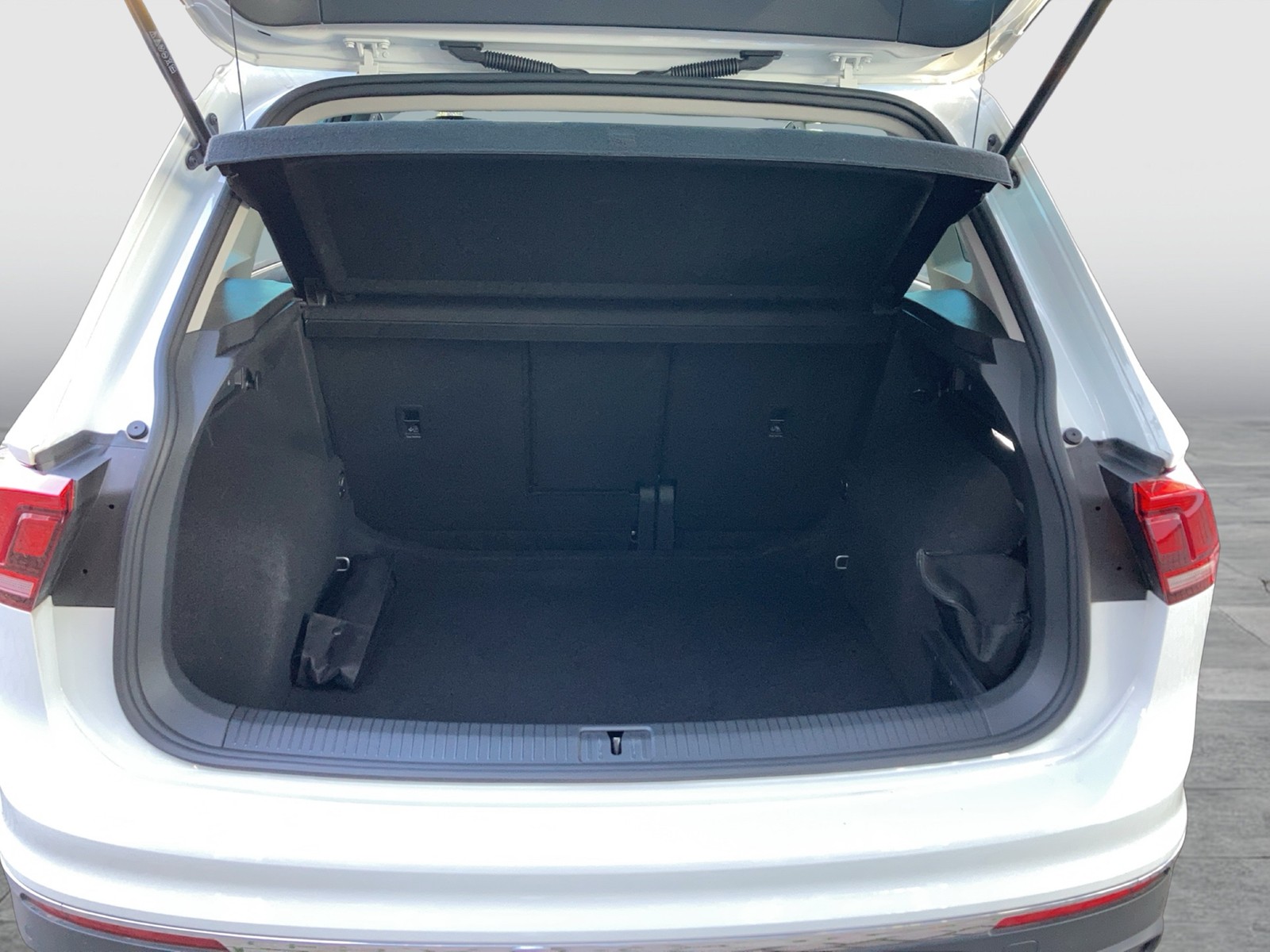 Fahrzeugabbildung Volkswagen Tiguan TDI Active DSG LED Navi ACC Park-Assist SHZ