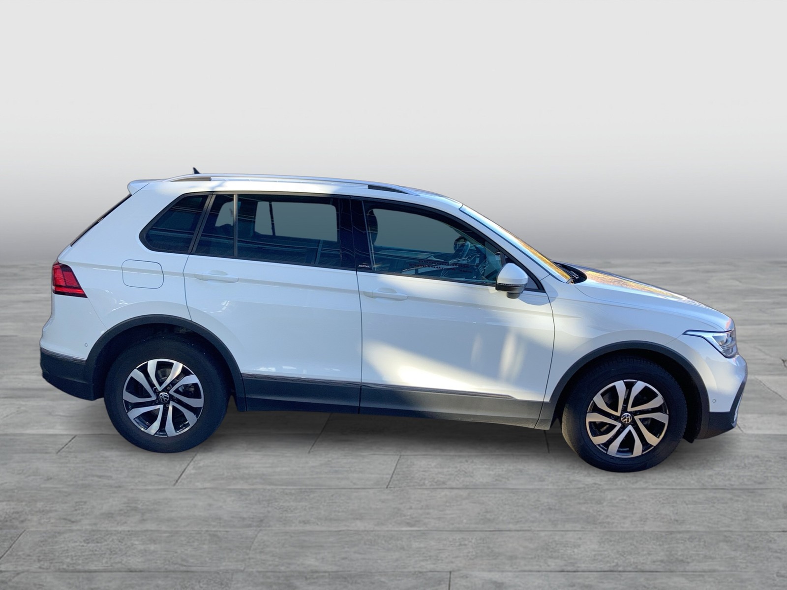 Fahrzeugabbildung Volkswagen Tiguan TDI Active DSG LED Navi ACC Park-Assist SHZ