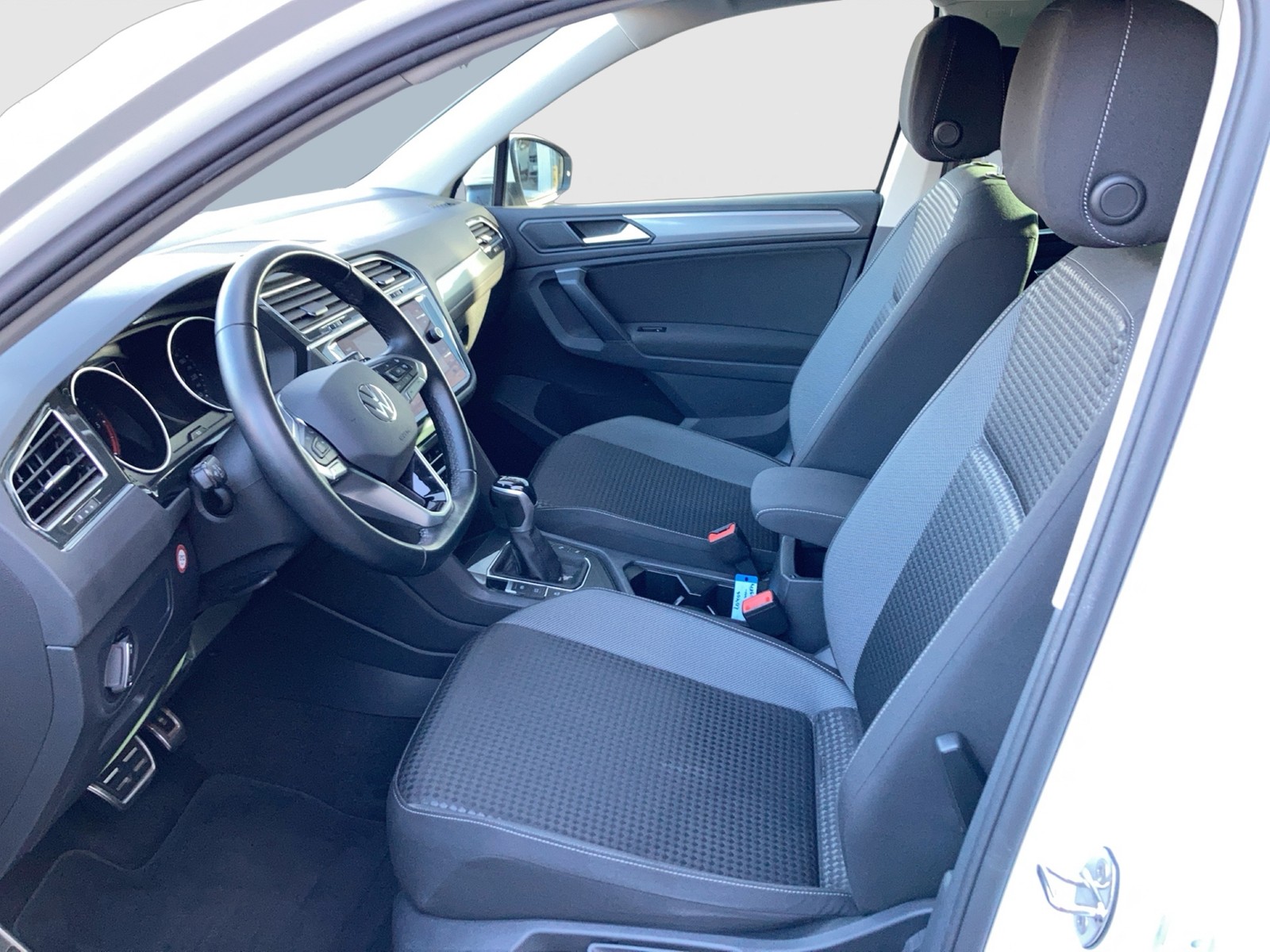 Fahrzeugabbildung Volkswagen Tiguan TDI Active DSG LED Navi ACC Park-Assist SHZ