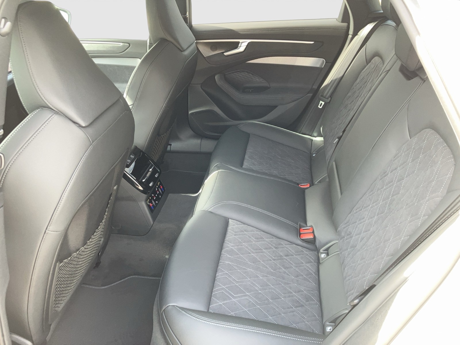 Fahrzeugabbildung Audi A6 Avant (FN5)(03.2025->) 2.0 TFSI e-hybrid quattro 220 kW