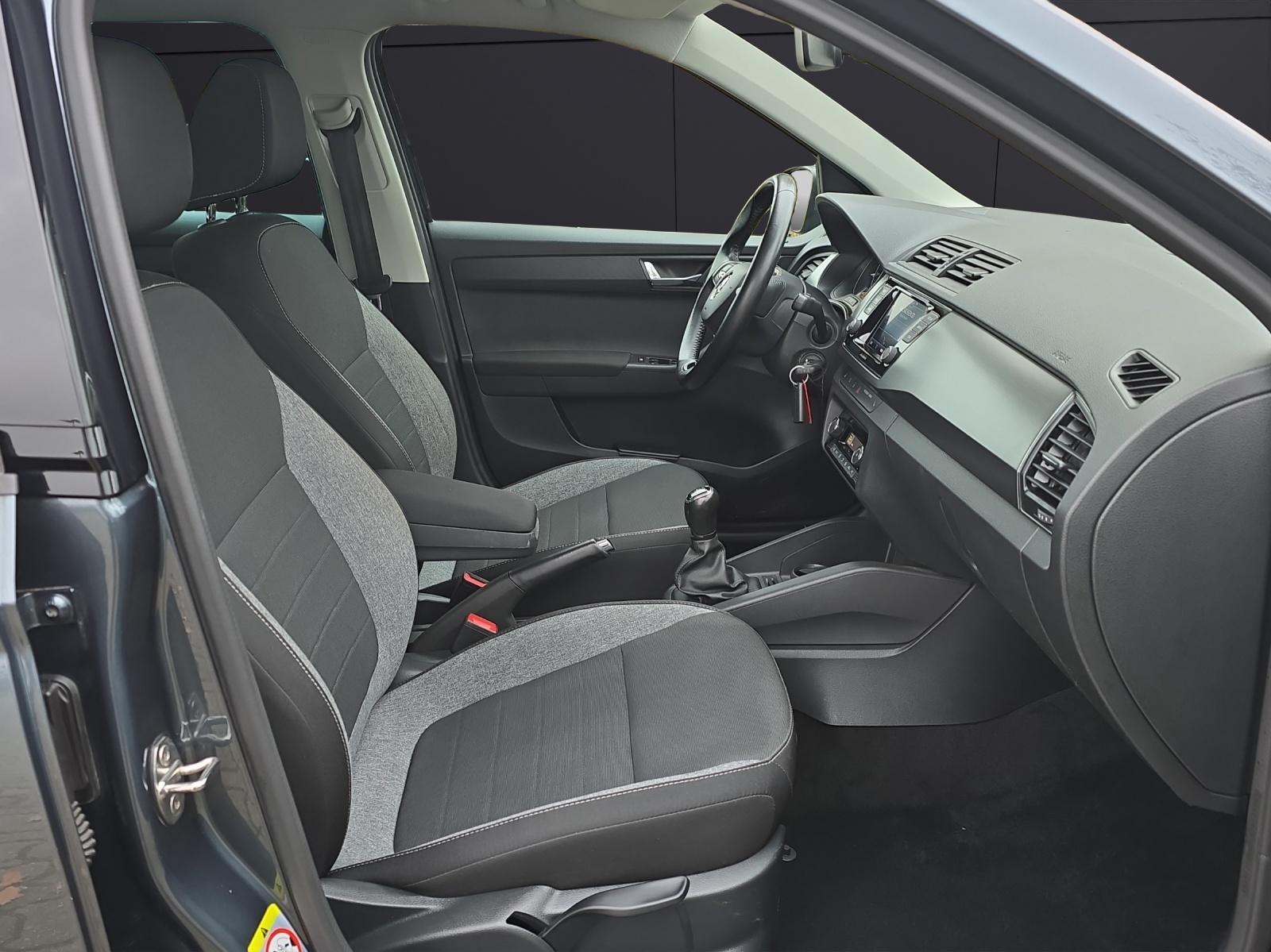 Fahrzeugabbildung SKODA Fabia Combi Drive 125 1.0 TSI KLIMA DAB SMART LINK