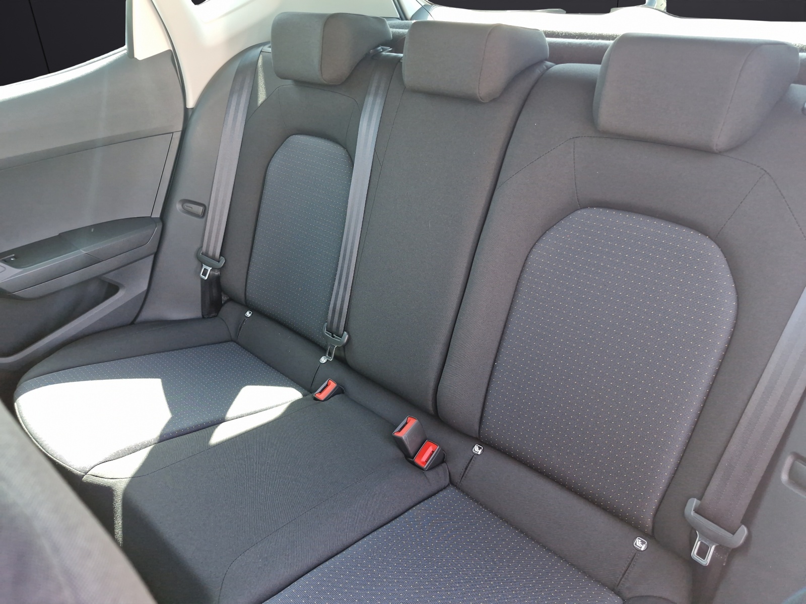 Fahrzeugabbildung SEAT Arona Road Edition 1.0 TSI AHZ KAMERA NAVI LED