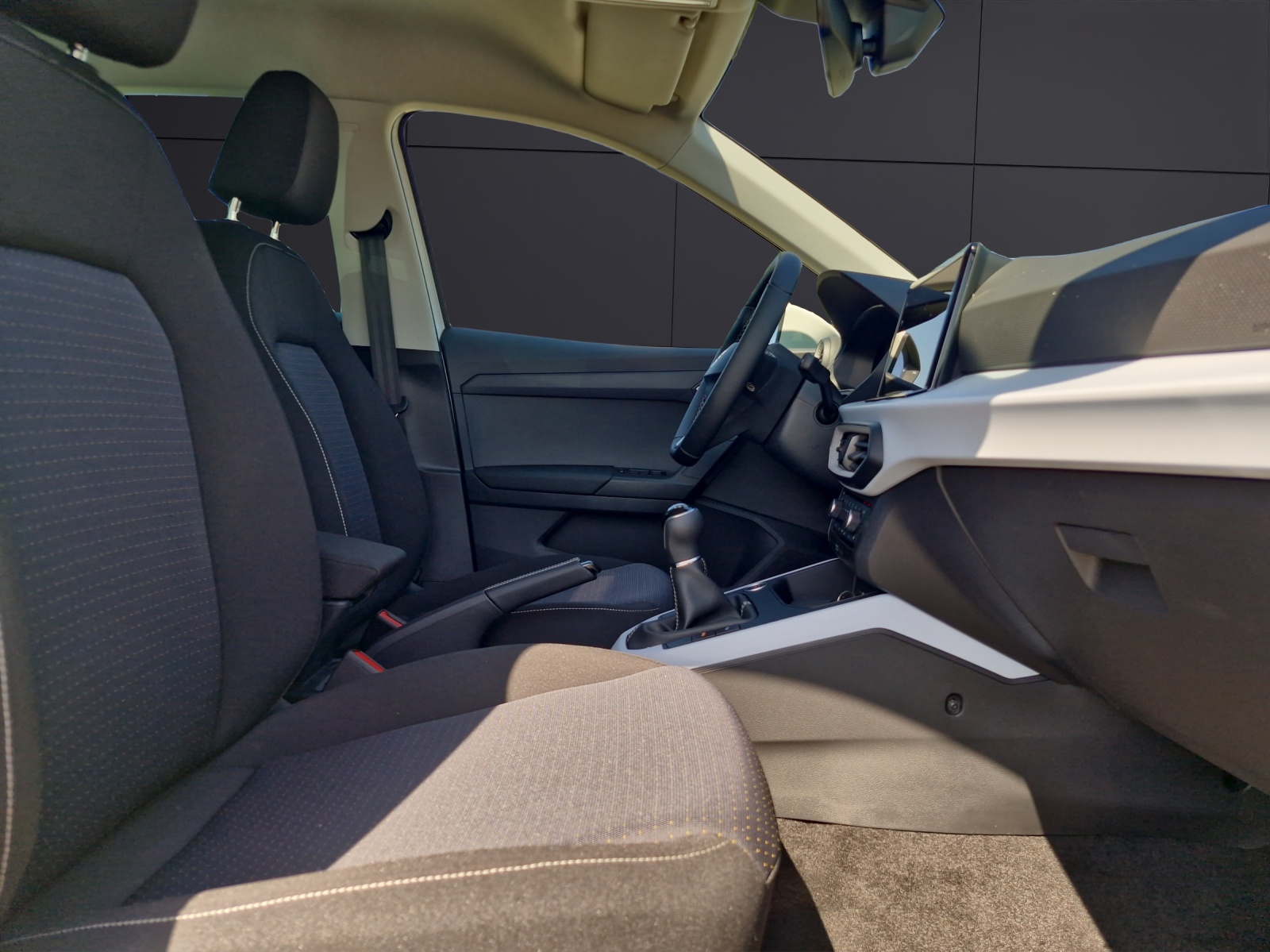 Fahrzeugabbildung SEAT Arona Road Edition 1.0 TSI AHZ KAMERA NAVI LED