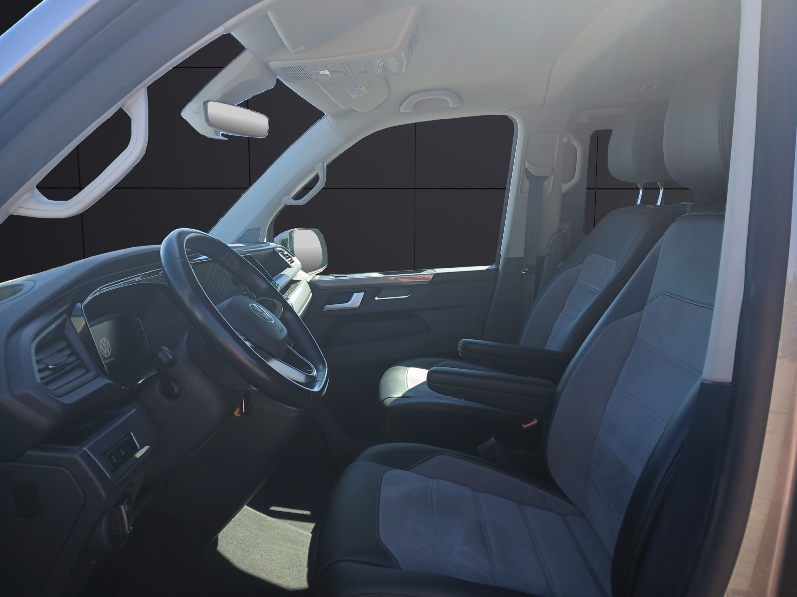 Fahrzeugabbildung Volkswagen T6 Multivan T6.1 TDI DSG 4-M Generation-Six STH LED AHK Navi Leder AID ACC RFK