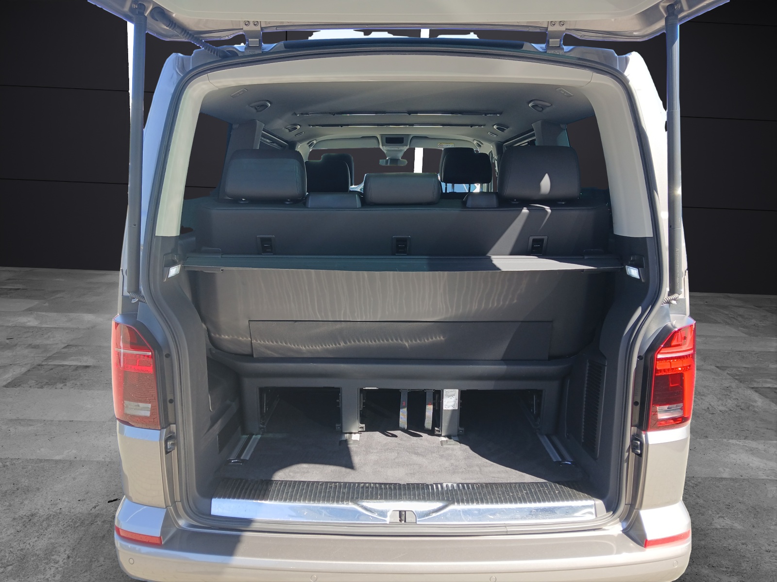 Fahrzeugabbildung Volkswagen T6 Multivan T6.1 TDI DSG 4-M Generation-Six STH LED AHK Navi Leder AID ACC RFK