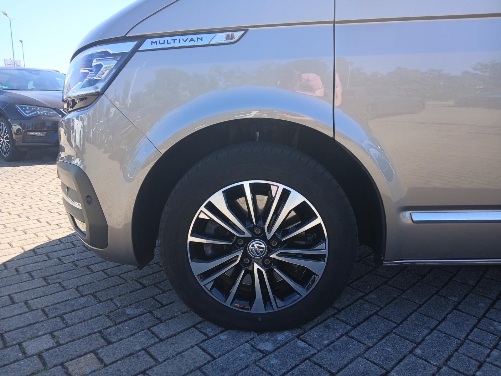 Fahrzeugabbildung Volkswagen T6 Multivan T6.1 TDI DSG 4-M Generation-Six STH LED AHK Navi Leder AID ACC RFK