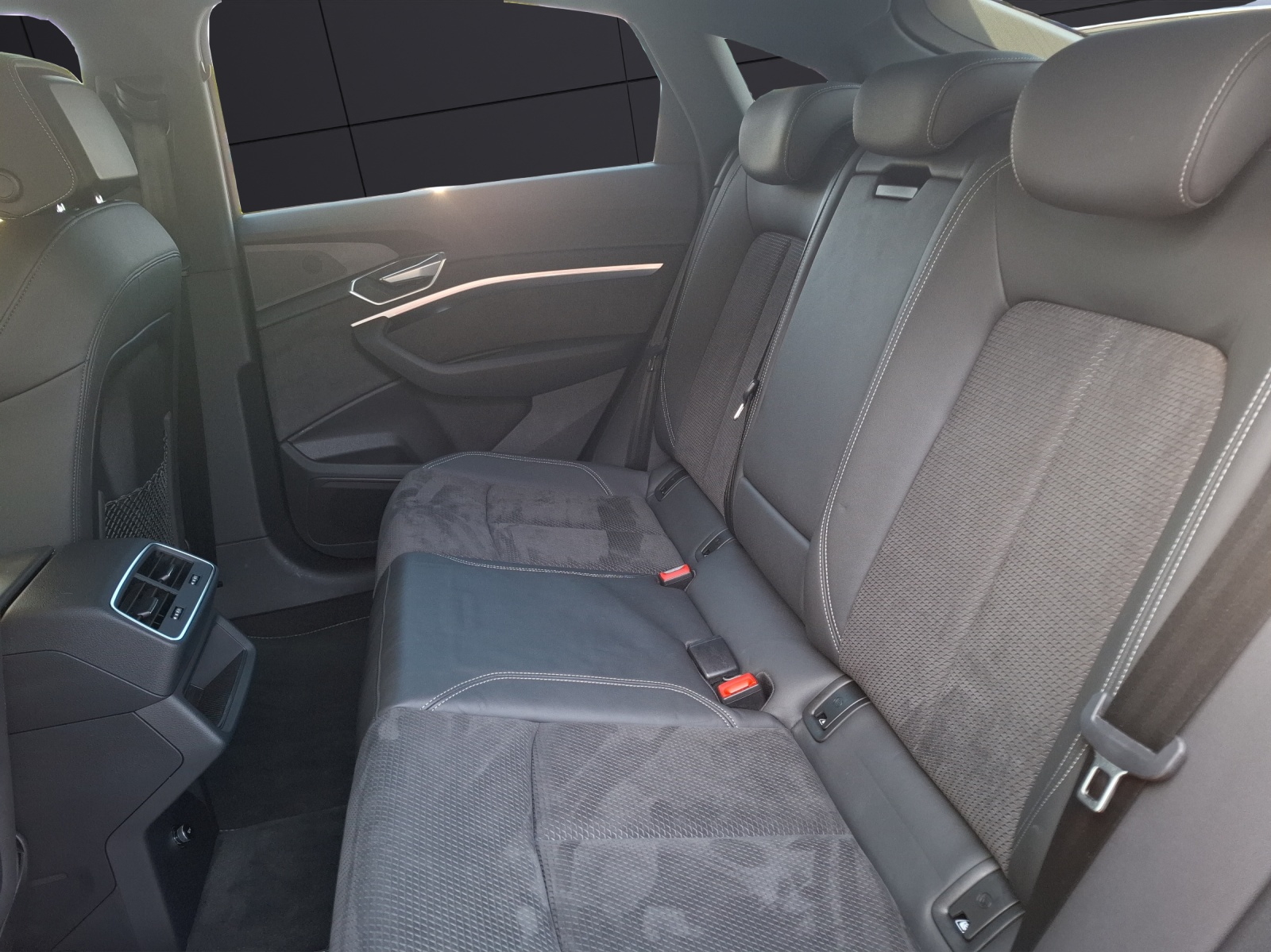Fahrzeugabbildung Audi e-tron Sportback 50 S line MATRIX LUFT ACC PANO Kamera 360
