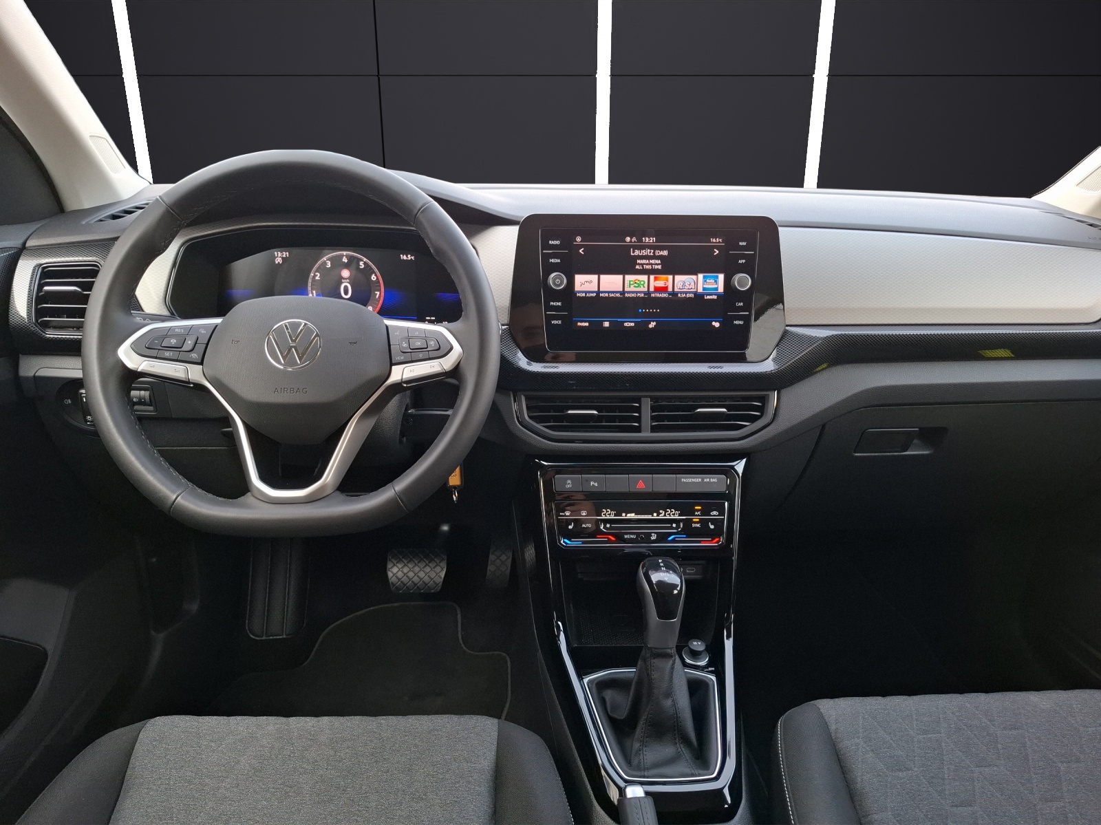 Fahrzeugabbildung Volkswagen T-Cross TSI Life DSG LED CarPlay AID ACC RFK SH LM