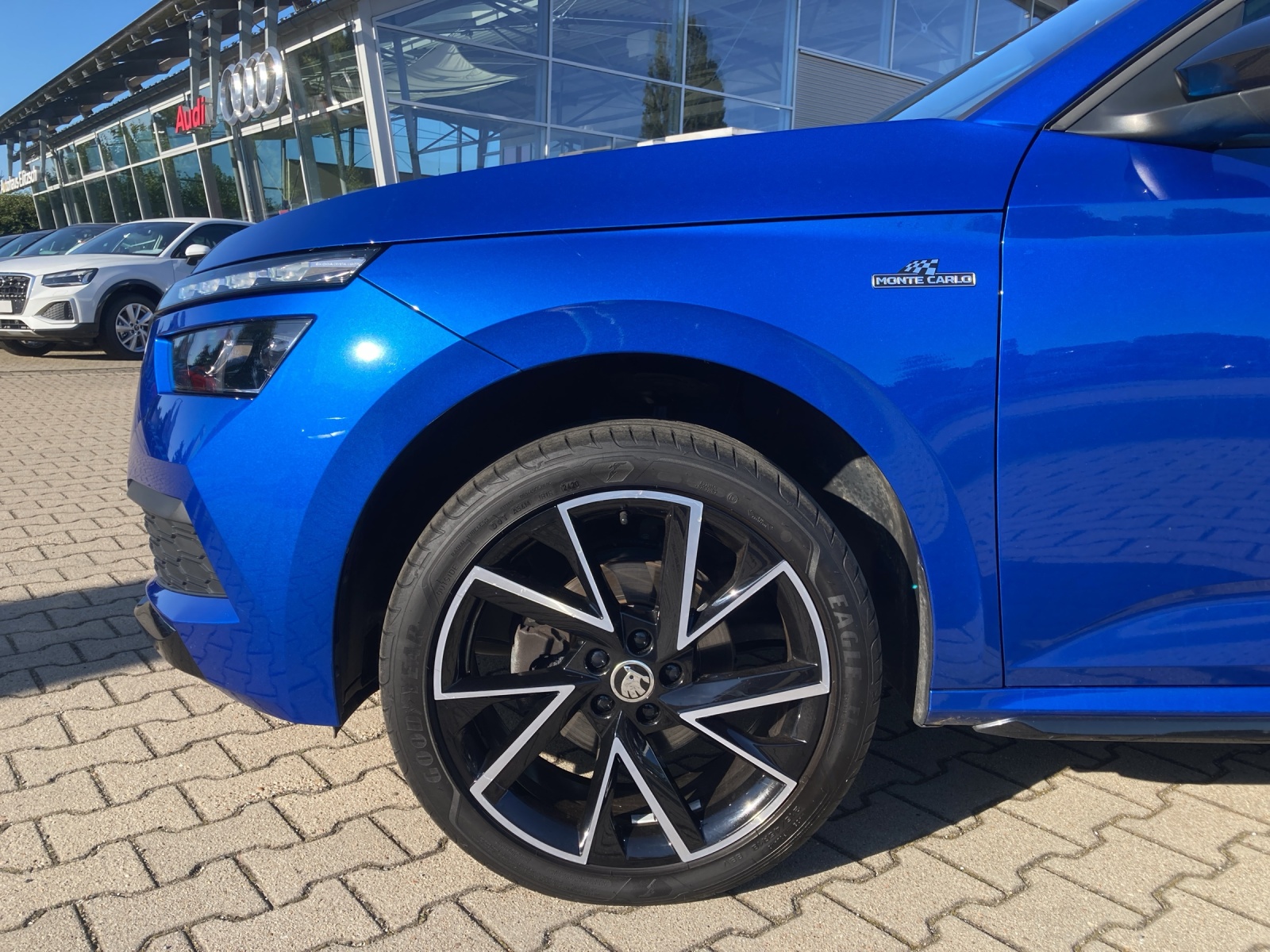 Fahrzeugabbildung SKODA Kamiq TSI Monte Carlo LED AHK Navi AID Pano ACC SH 18