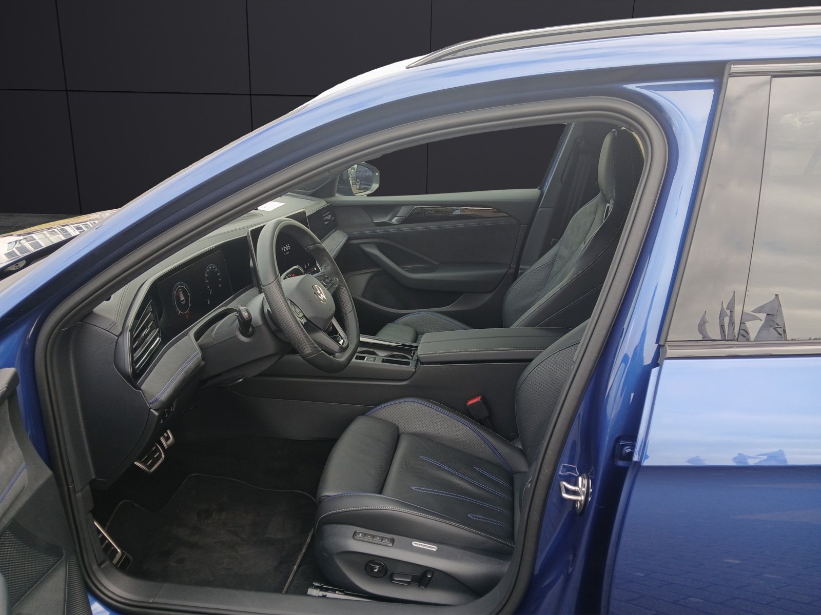 Fahrzeugabbildung Volkswagen Passat TDI DSG R-Line Signature MATRIX ACC DCC AHK HUD AID NAVI