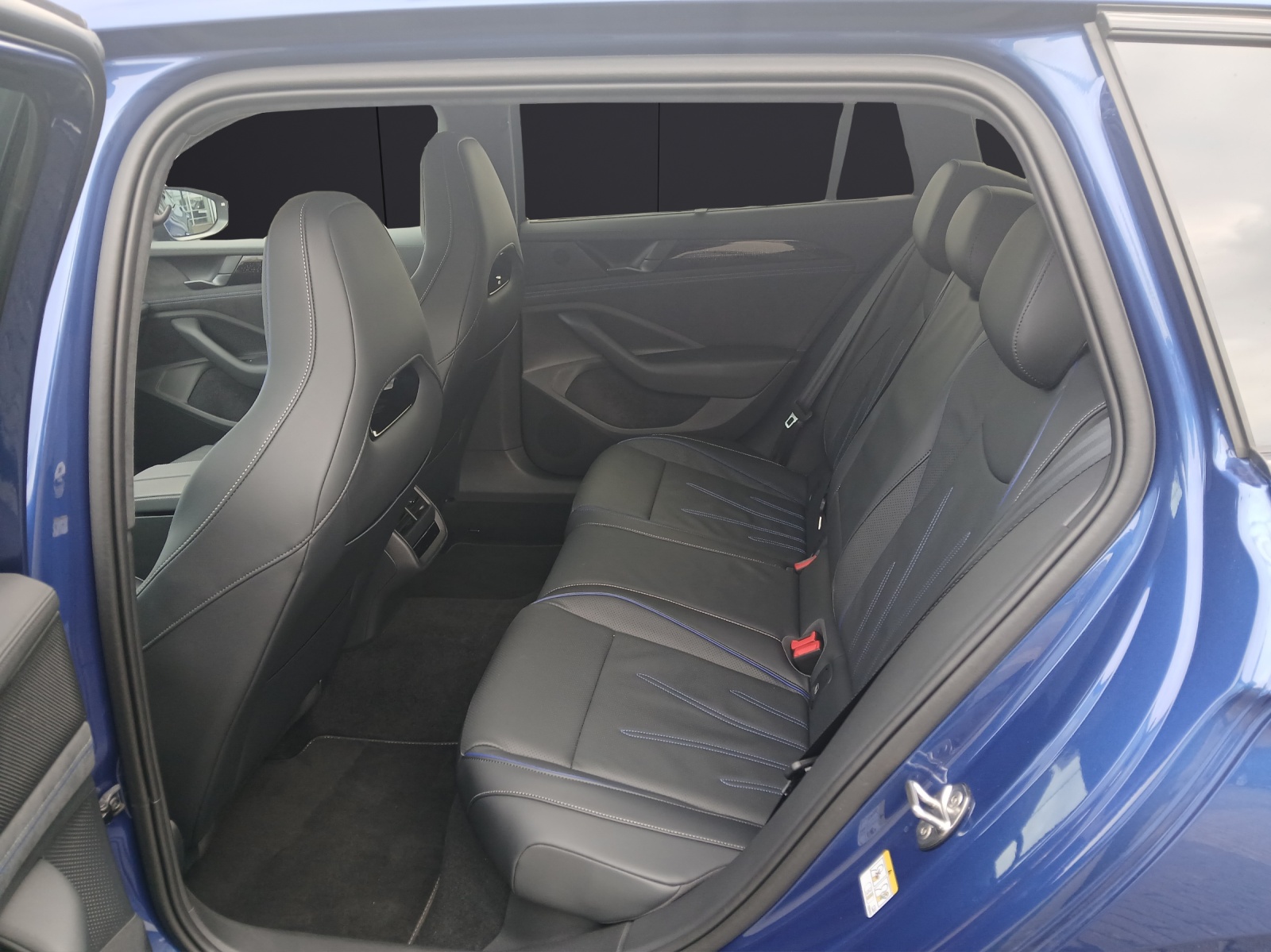 Fahrzeugabbildung Volkswagen Passat TDI DSG R-Line Signature MATRIX ACC DCC AHK HUD AID NAVI