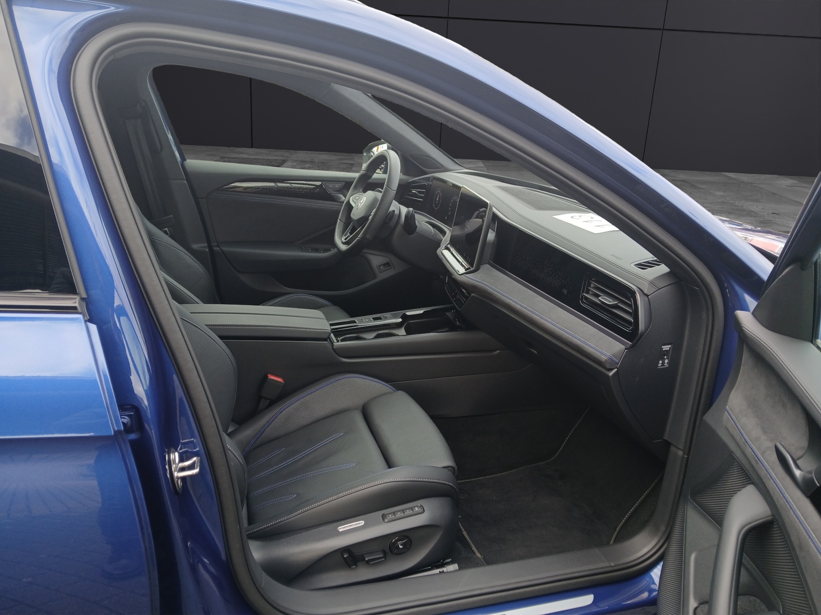 Fahrzeugabbildung Volkswagen Passat TDI DSG R-Line Signature MATRIX ACC DCC AHK HUD AID NAVI