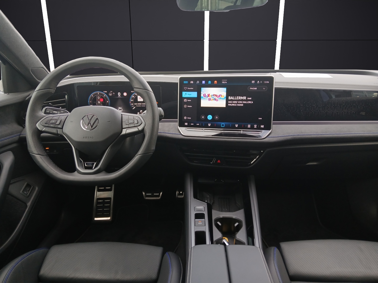 Fahrzeugabbildung Volkswagen Passat TDI DSG R-Line Signature MATRIX ACC DCC AHK HUD AID NAVI