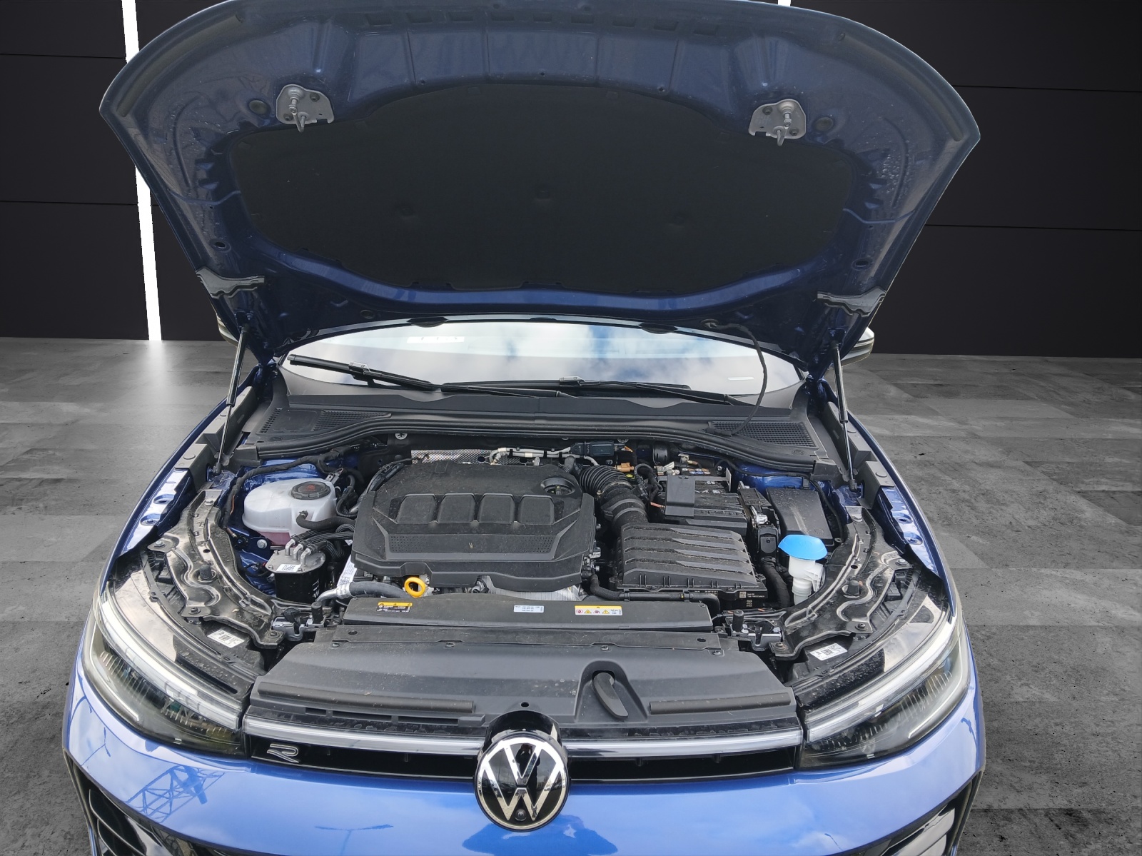 Fahrzeugabbildung Volkswagen Passat TDI DSG R-Line Signature MATRIX ACC DCC AHK HUD AID NAVI