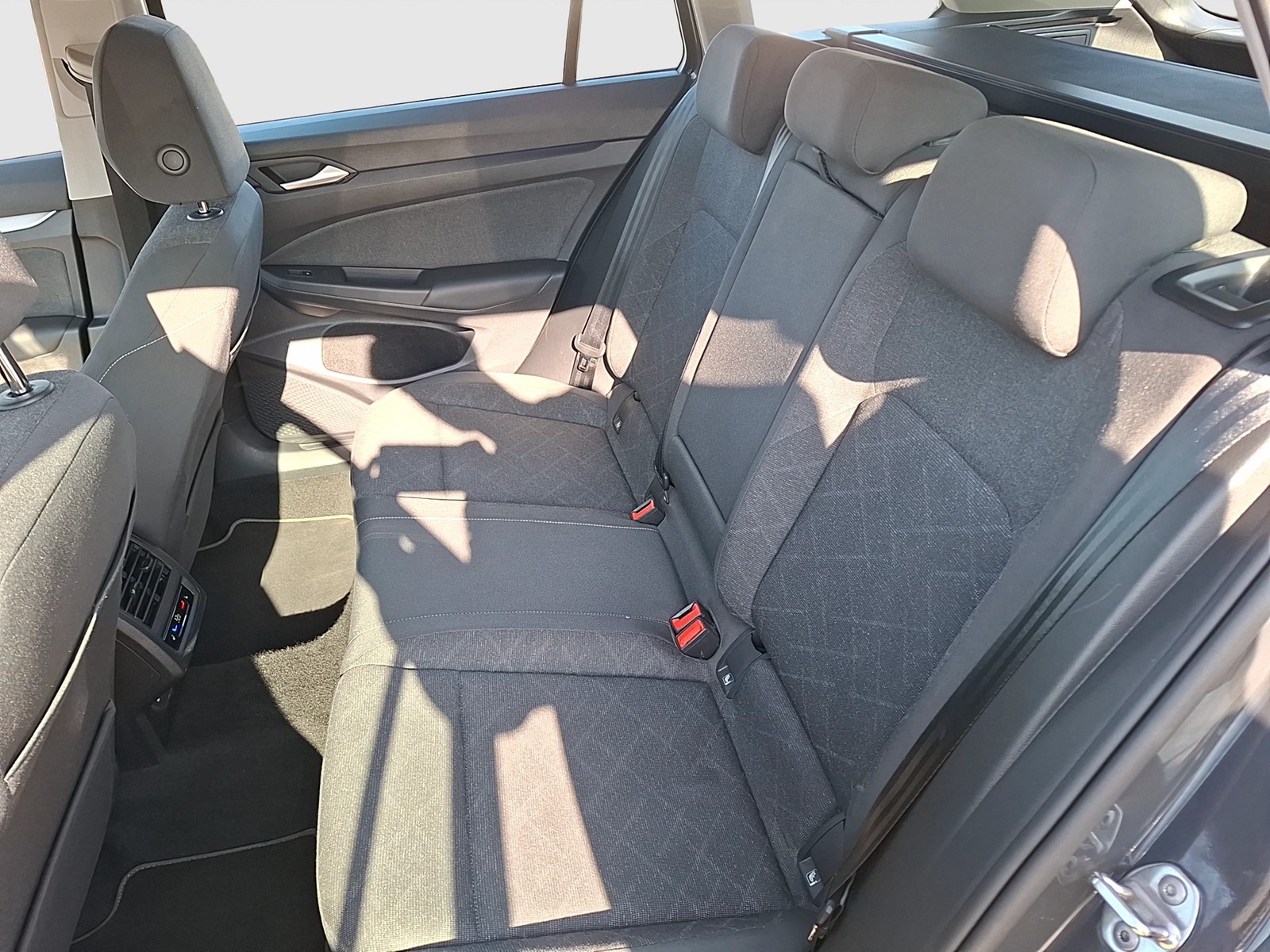 Fahrzeugabbildung Volkswagen Golf VIII Variant TDI Life DSG Standhzg LED Navi AID ACC SHZ PDC