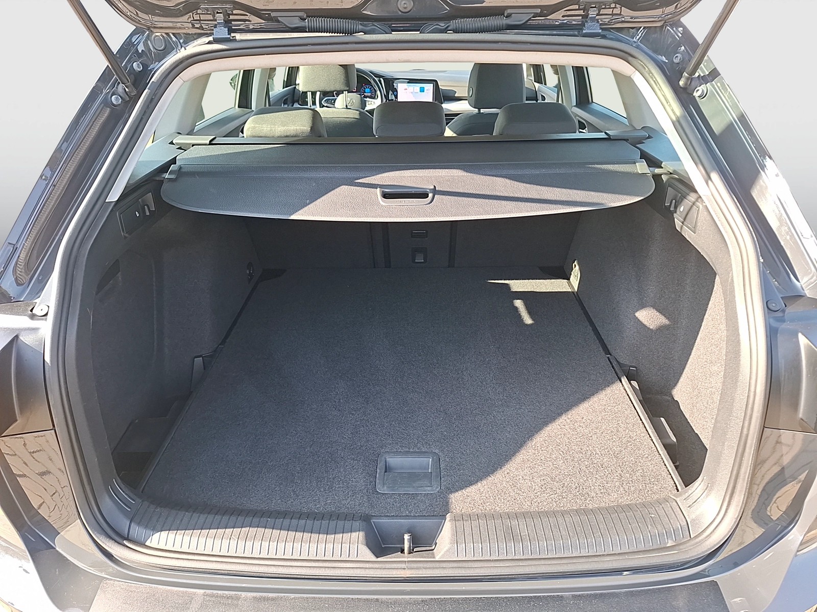 Fahrzeugabbildung Volkswagen Golf VIII Variant TDI Life DSG Standhzg LED Navi AID ACC SHZ PDC