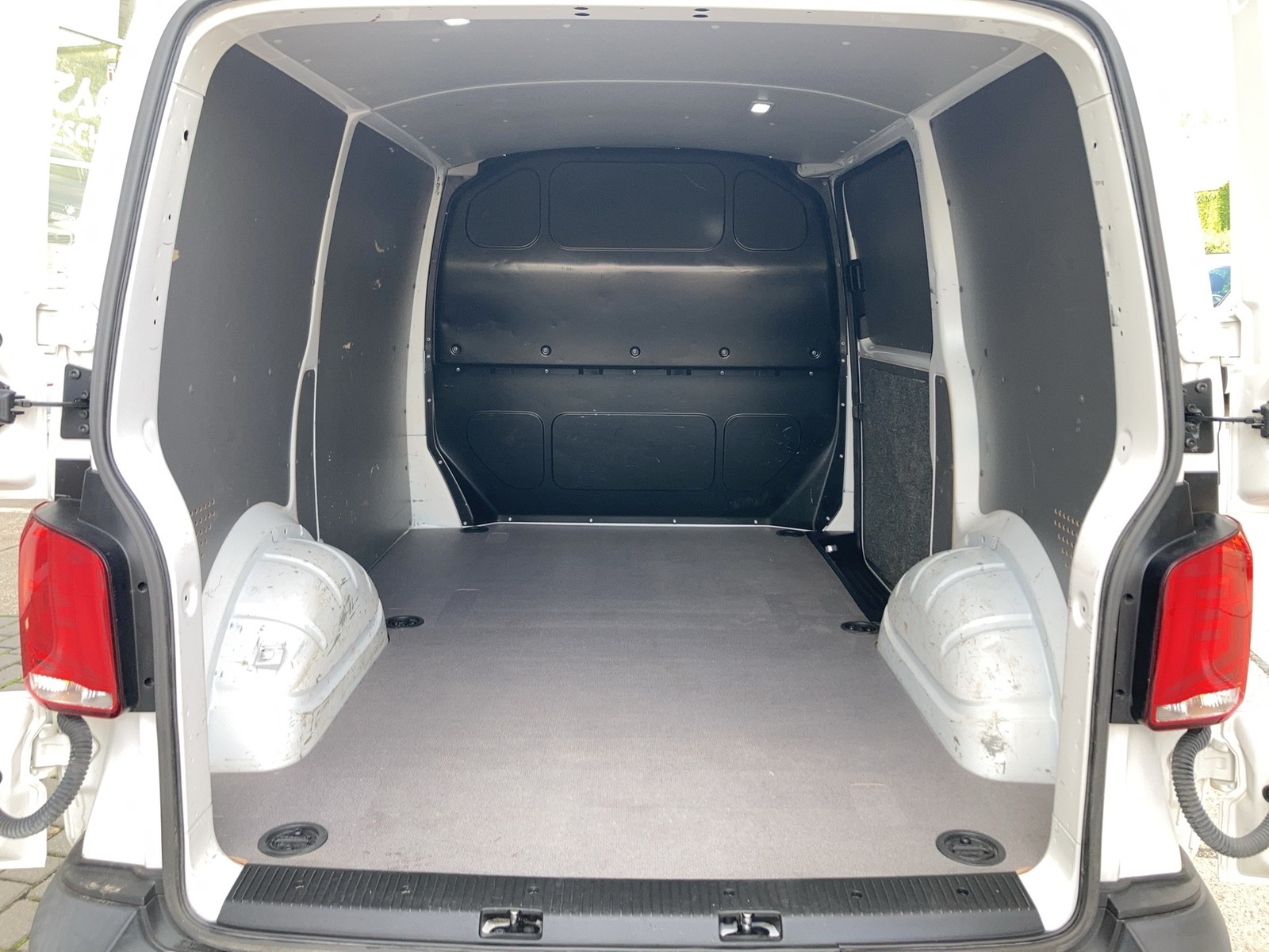 Fahrzeugabbildung Volkswagen T6 Transporter T6.1 TDI Kasten AHK PDC Klima DAB+