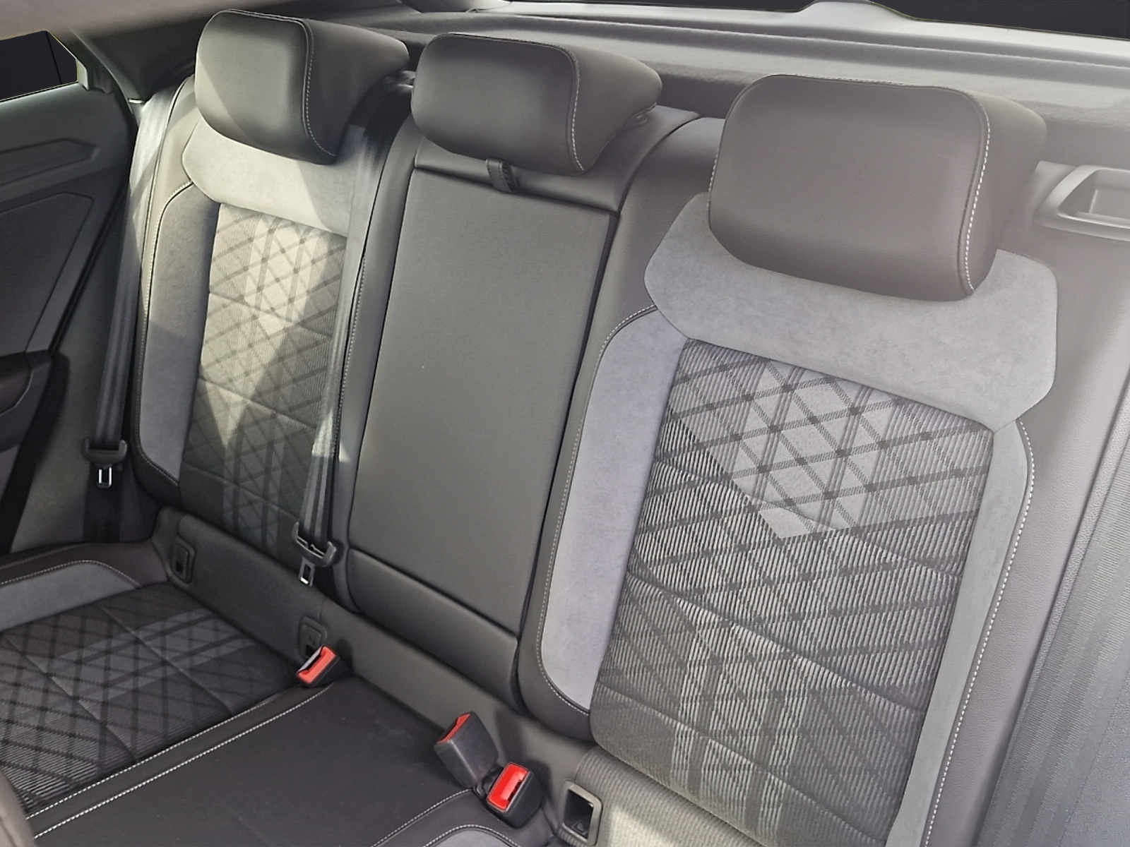 Fahrzeugabbildung Volkswagen T-Roc R-Line DSG MATRIX ACC STHZ RFK SHZ AID