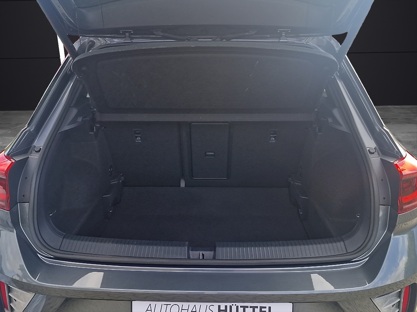 Fahrzeugabbildung Volkswagen T-Roc R-Line DSG MATRIX ACC STHZ RFK SHZ AID