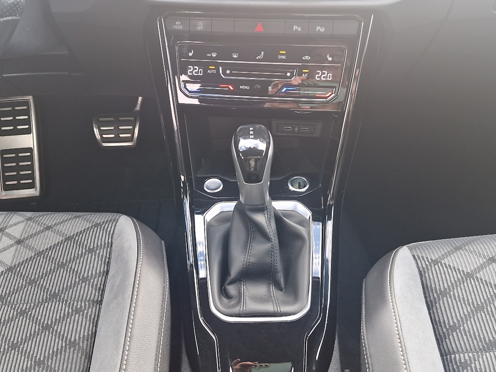 Fahrzeugabbildung Volkswagen T-Roc R-Line DSG MATRIX ACC STHZ RFK SHZ AID