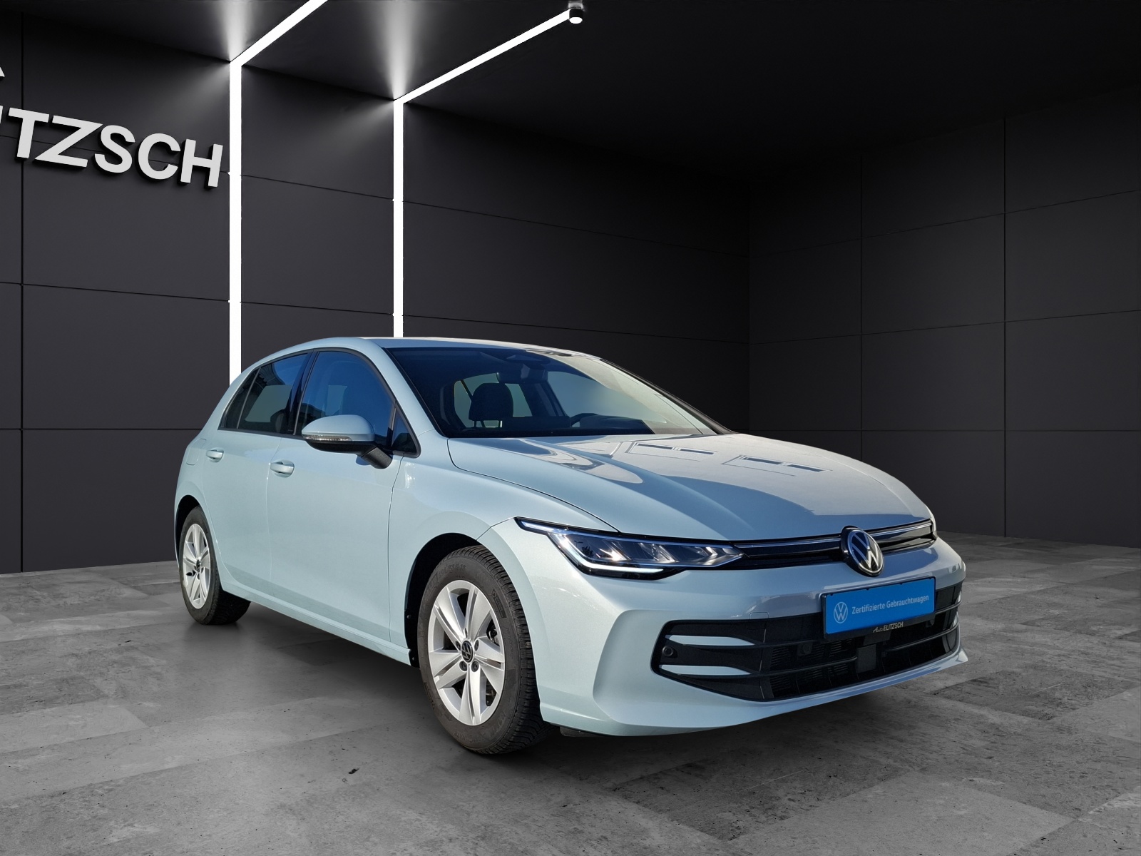 Fahrzeugabbildung Volkswagen Golf VIII TSI Life LED Navi AID ACC RFK HUD SH
