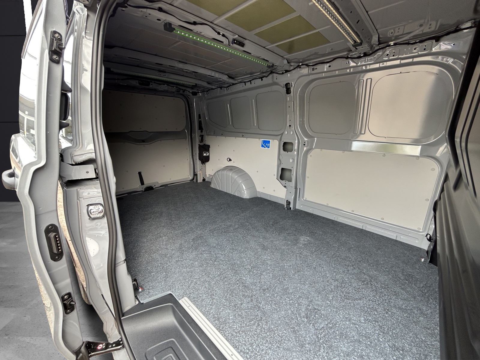 Fahrzeugabbildung Volkswagen e-Transporter Kasten BEV 100 kW LR, AHK, RFK, Fahrerassistenz-Paket