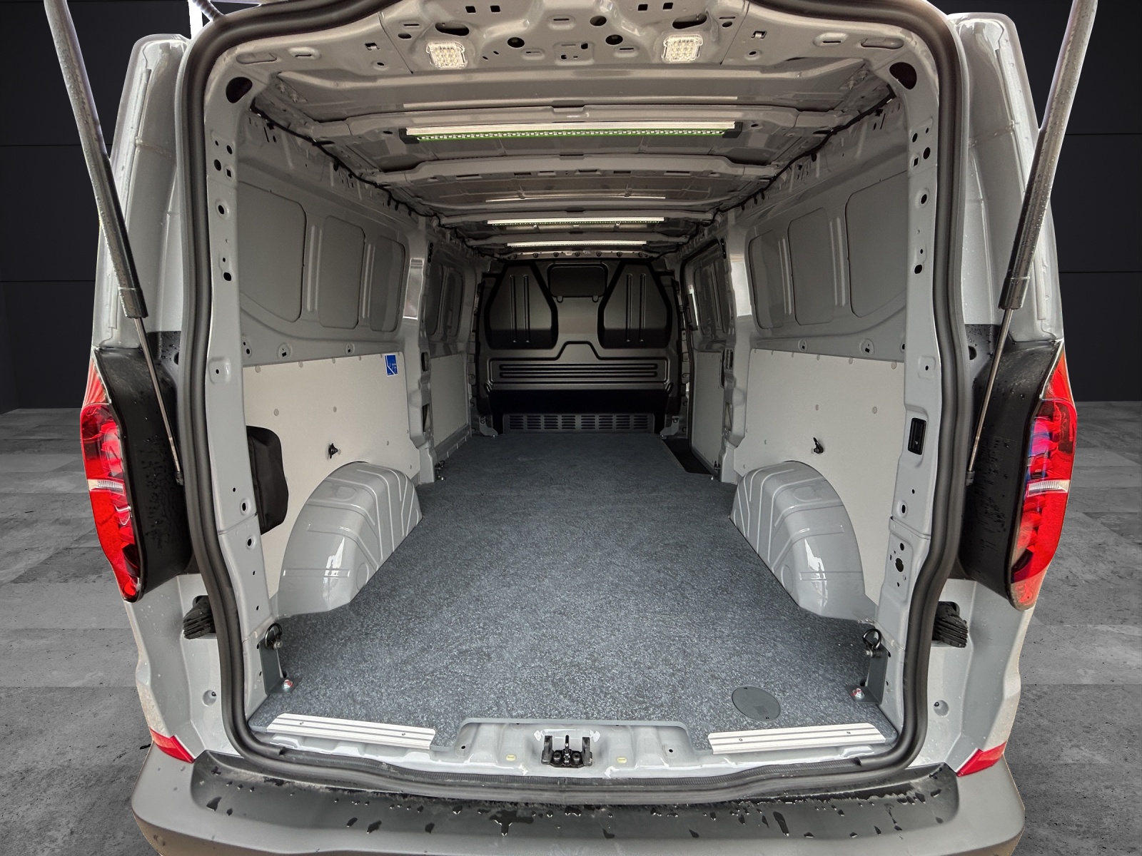 Fahrzeugabbildung Volkswagen e-Transporter Kasten BEV 100 kW LR, AHK, RFK, Fahrerassistenz-Paket