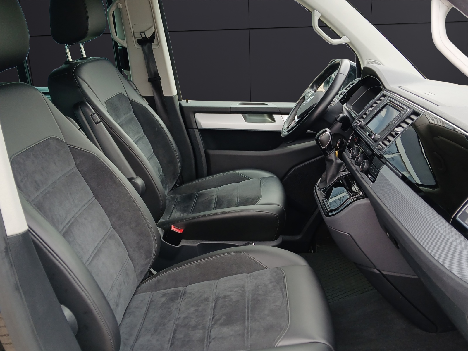 Fahrzeugabbildung Volkswagen T6 Multivan TDI Highl. DSG LED NAVI ACC RFK SH