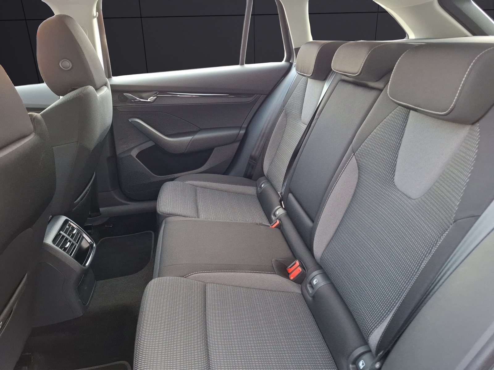 Fahrzeugabbildung SKODA Octavia Combi TDI Ambition DSG LED Navi ACC PDC SH LM