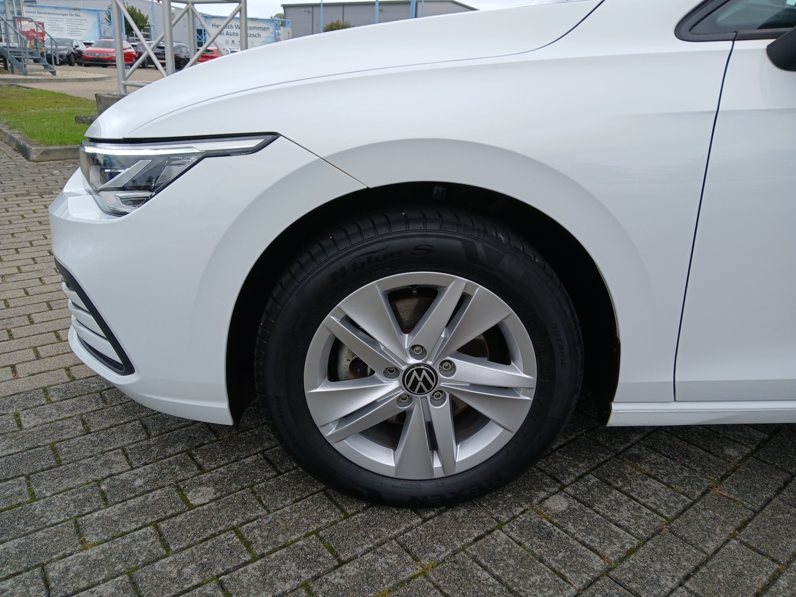 Fahrzeugabbildung Volkswagen Golf VIII TSI Life LED Navi AID PDC