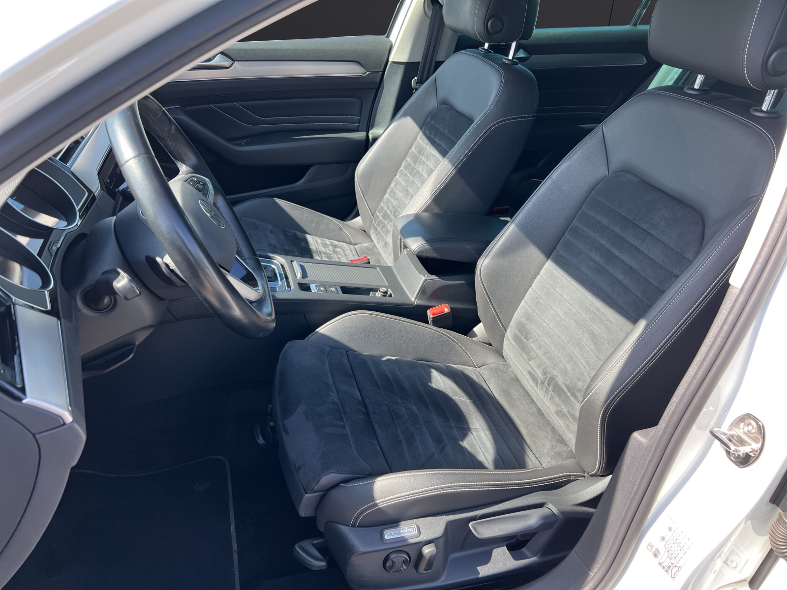 Fahrzeugabbildung Volkswagen Passat Variant TDI Elegance DSG Matrix AHK Navi ACC RFK SH LM