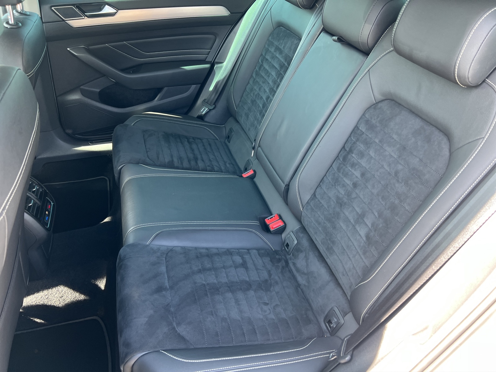 Fahrzeugabbildung Volkswagen Passat Variant TDI Elegance DSG Matrix AHK Navi ACC RFK SH LM