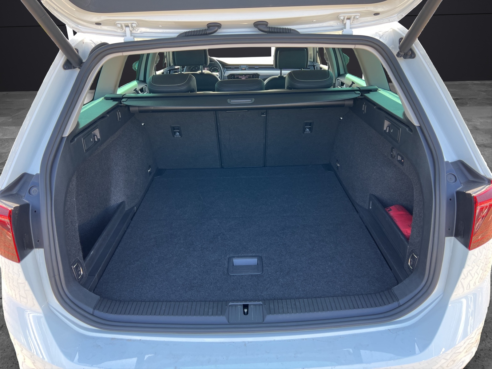 Fahrzeugabbildung Volkswagen Passat Variant TDI Elegance DSG Matrix AHK Navi ACC RFK SH LM