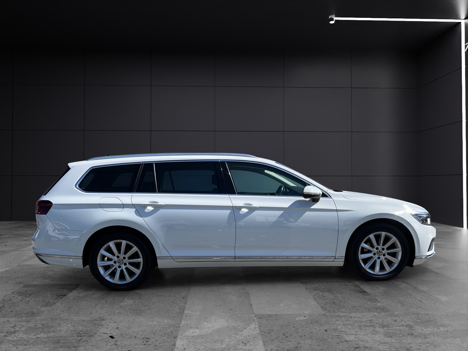 Fahrzeugabbildung Volkswagen Passat Variant TDI Elegance DSG Matrix AHK Navi ACC RFK SH LM