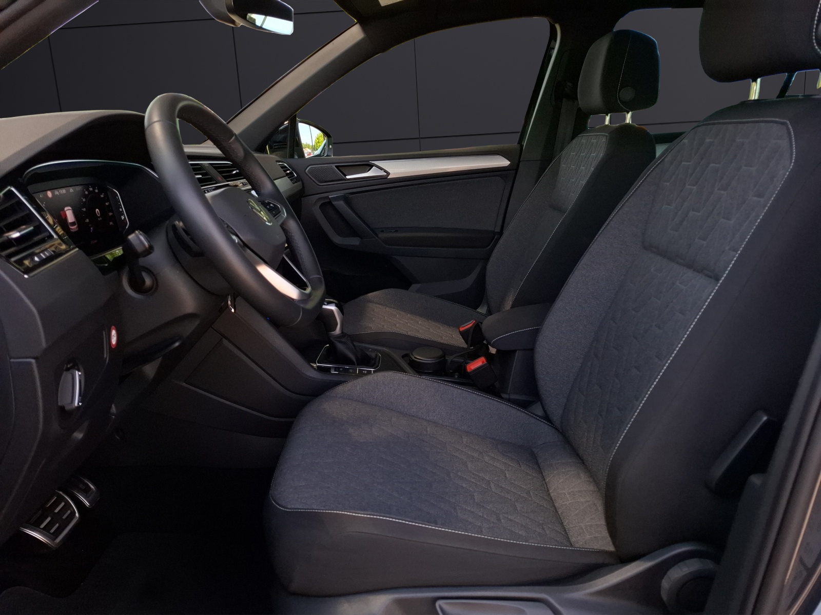 Fahrzeugabbildung Volkswagen Tiguan TDI Move DSG STH Matrix AHK Navi AID ACC RFK 18