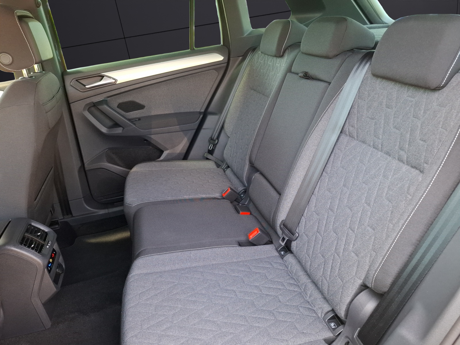 Fahrzeugabbildung Volkswagen Tiguan TDI Move DSG STH Matrix AHK Navi AID ACC RFK 18