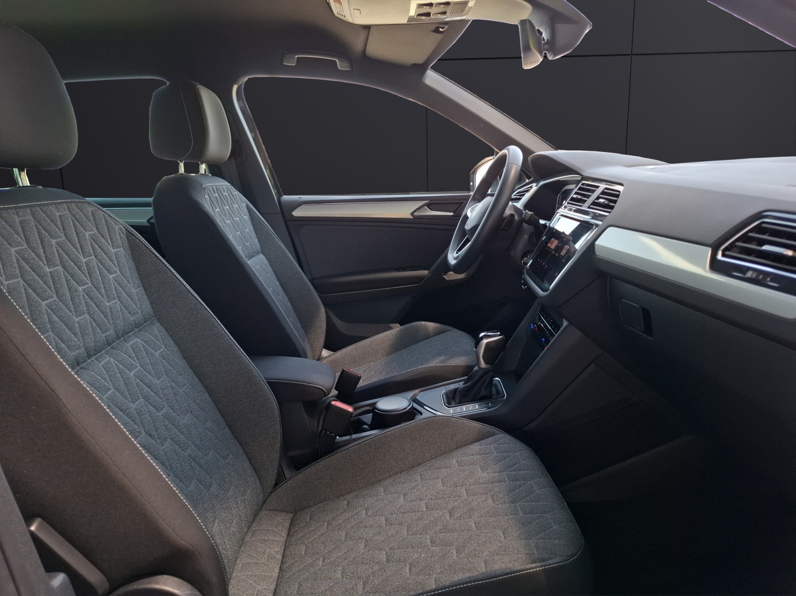 Fahrzeugabbildung Volkswagen Tiguan TDI Move DSG STH Matrix AHK Navi AID ACC RFK 18