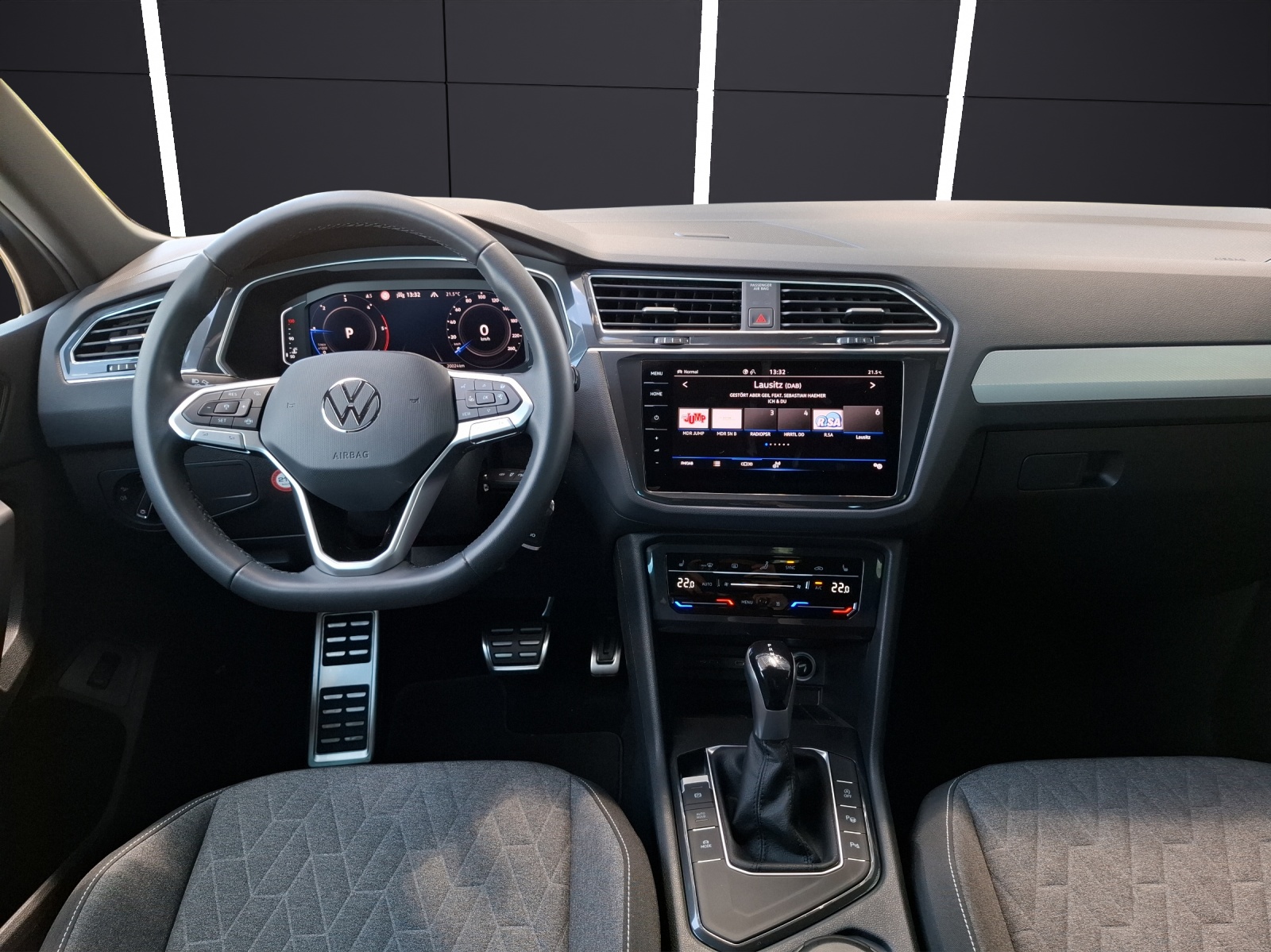Fahrzeugabbildung Volkswagen Tiguan TDI Move DSG STH Matrix AHK Navi AID ACC RFK 18