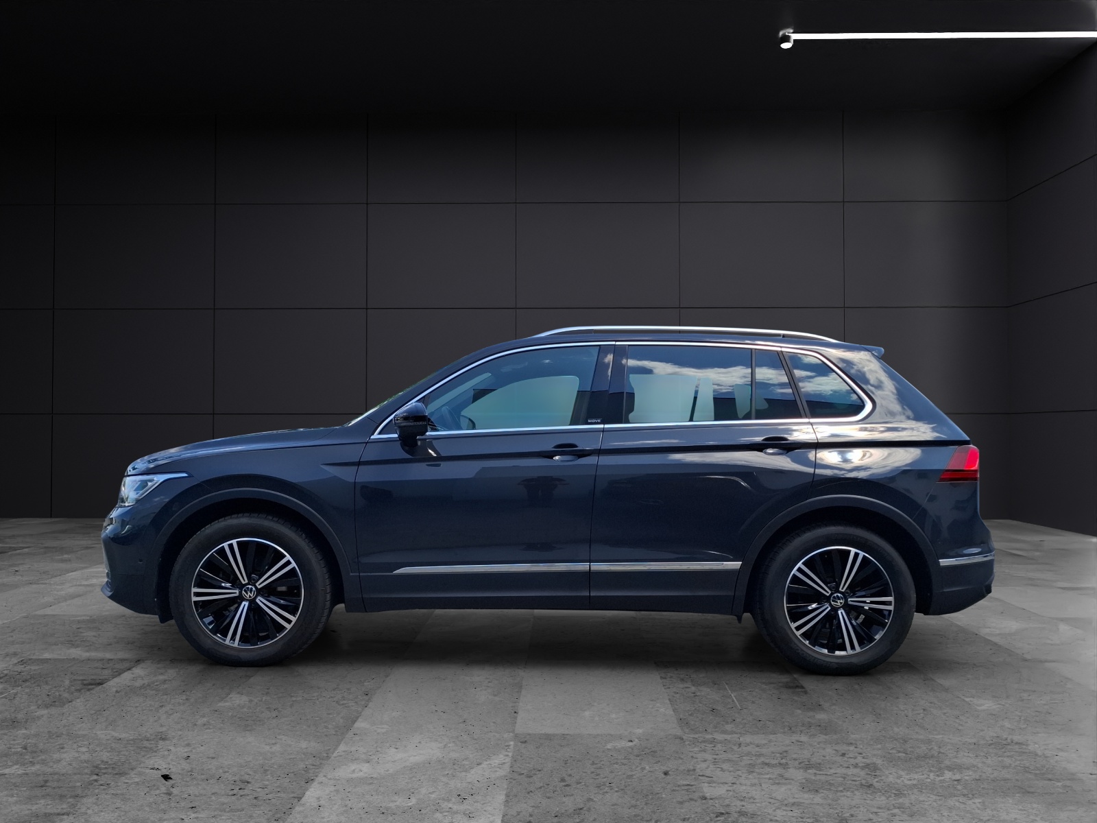 Fahrzeugabbildung Volkswagen Tiguan TDI Move DSG STH Matrix AHK Navi AID ACC RFK 18