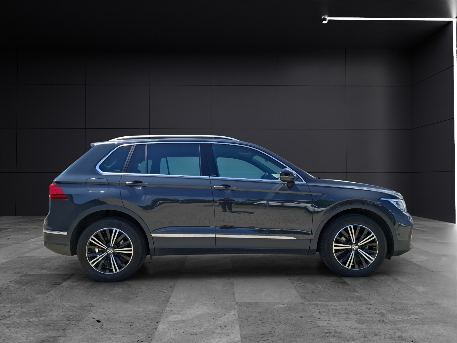 Fahrzeugabbildung Volkswagen Tiguan TDI Move DSG STH Matrix AHK Navi AID ACC RFK 18