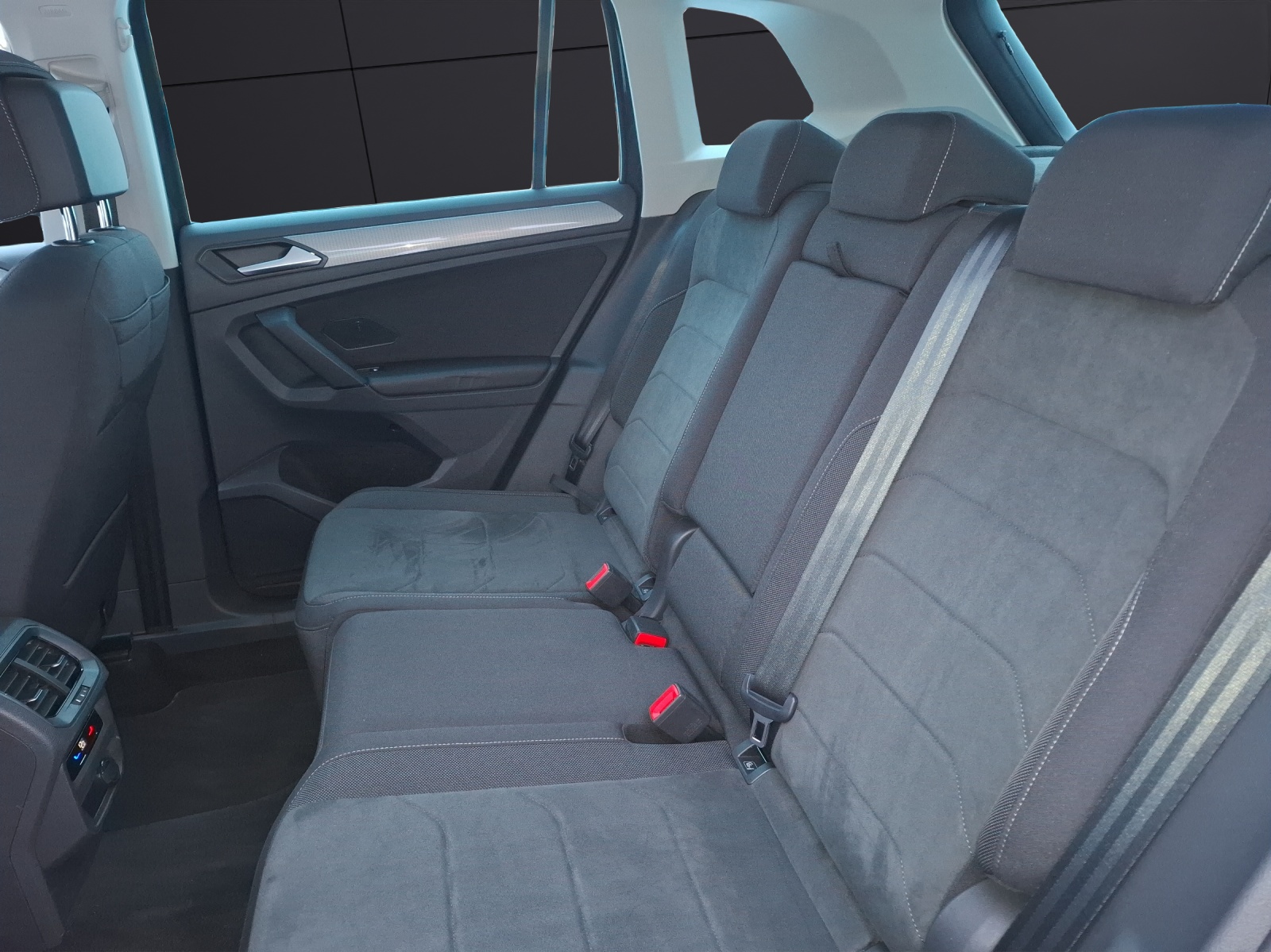 Fahrzeugabbildung Volkswagen Tiguan TDI Life DSG 4M Standhzg Matrix Navi AID ACC Park-Assist SH