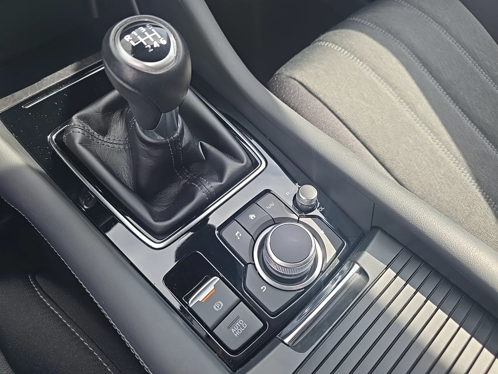Fahrzeugabbildung Mazda 6 Kombi Sports-Line Matrix Navi HUD RFK SHZ