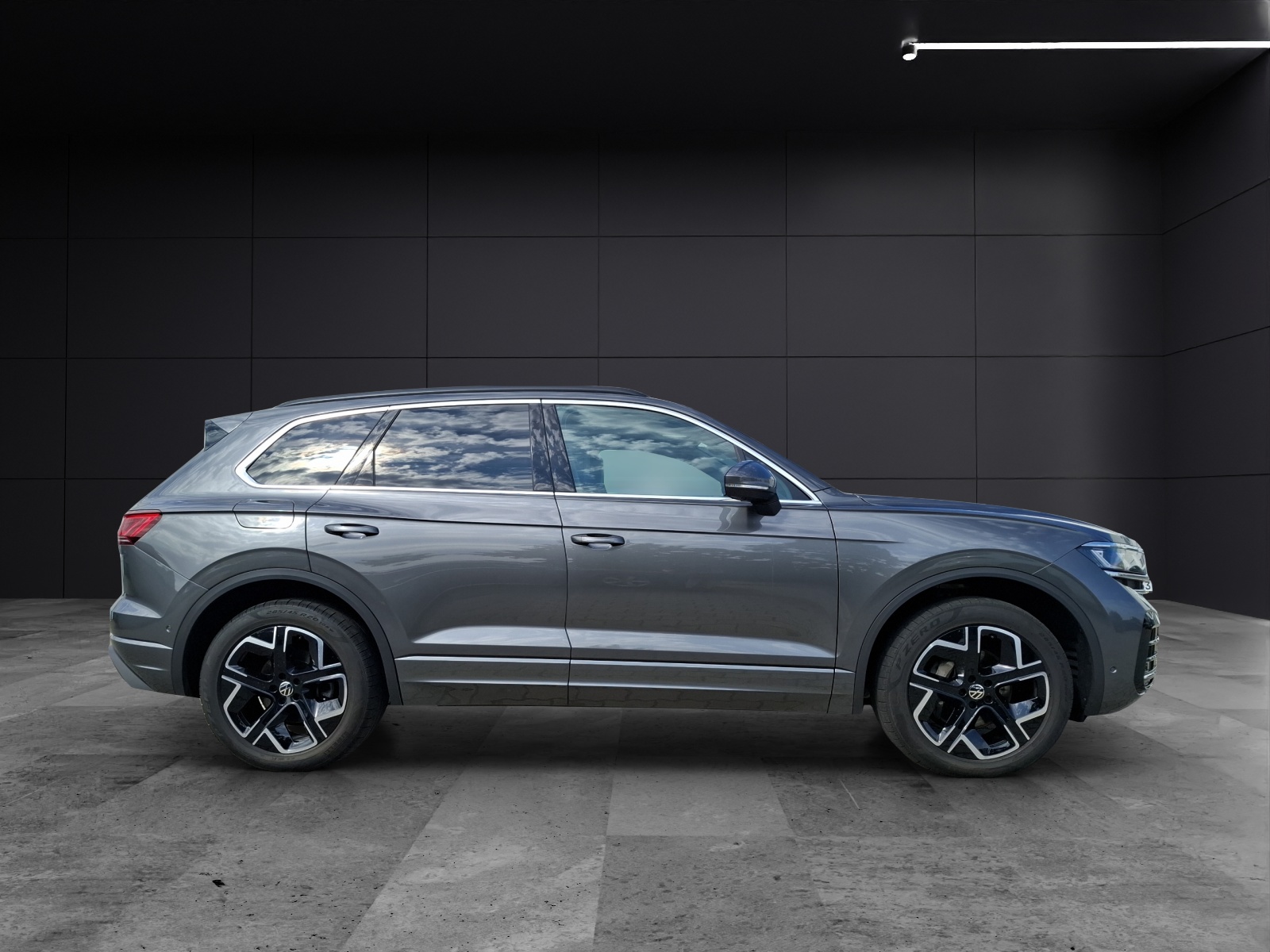 Fahrzeugabbildung Volkswagen Touareg Edition StandHZG LUFT Matrix AHK Leder Zuziehhilfe AkkustikPaket Kamera ACC