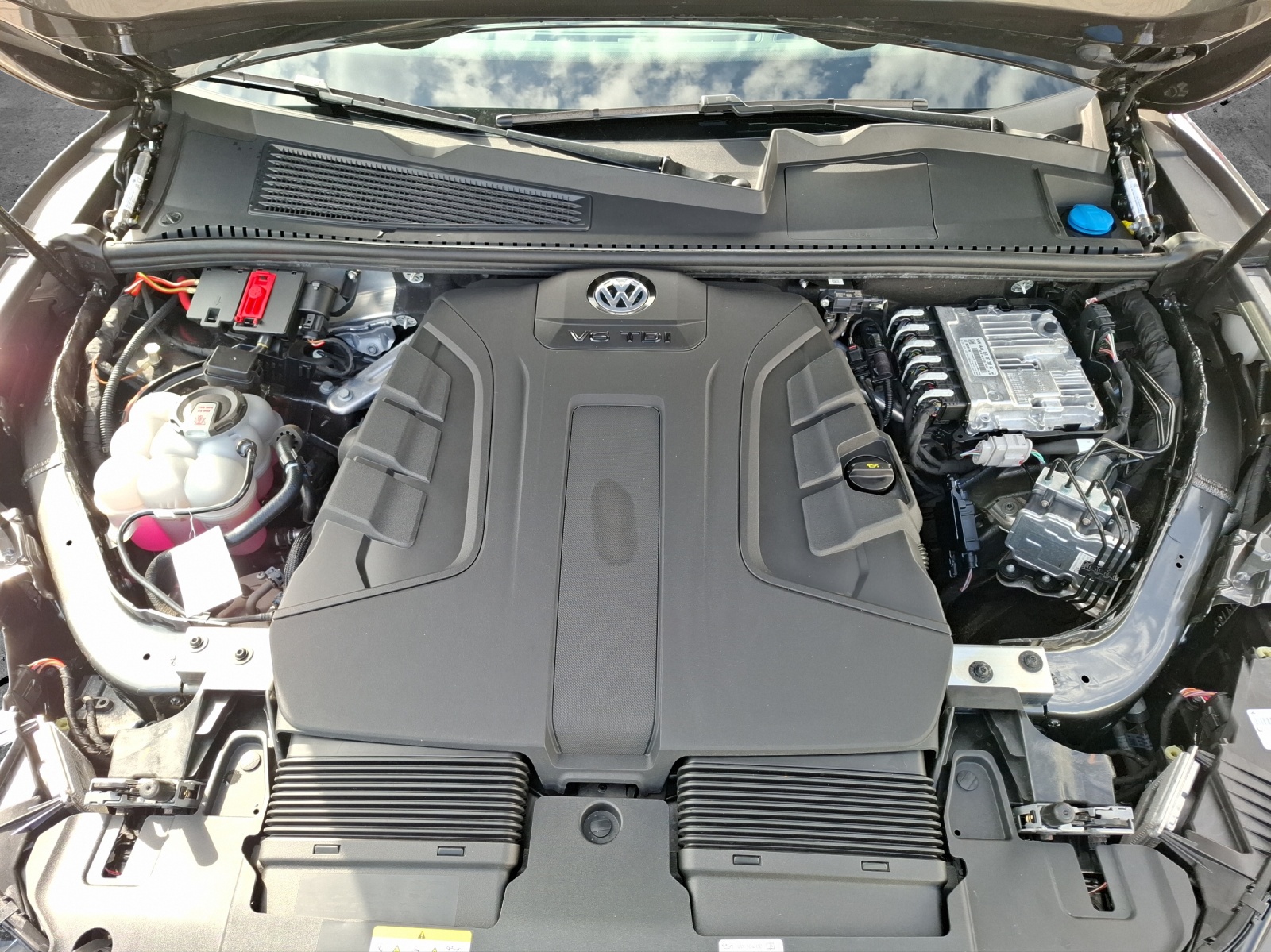 Fahrzeugabbildung Volkswagen Touareg Edition StandHZG LUFT Matrix AHK Leder Zuziehhilfe AkkustikPaket Kamera ACC