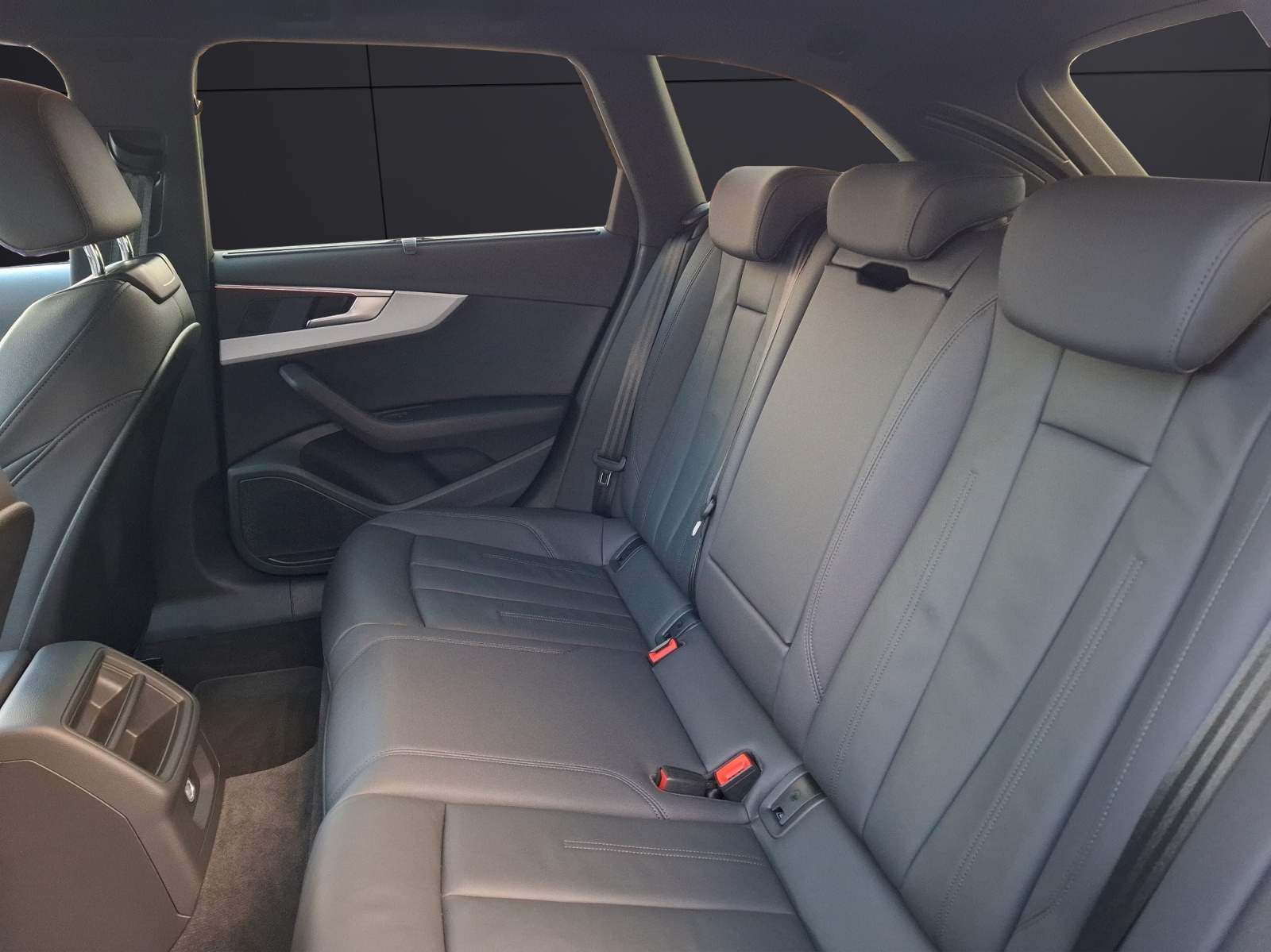 Fahrzeugabbildung Audi A4 Avant 35 TDI S-tronic LED Navi AID GRA RFK Leder SH