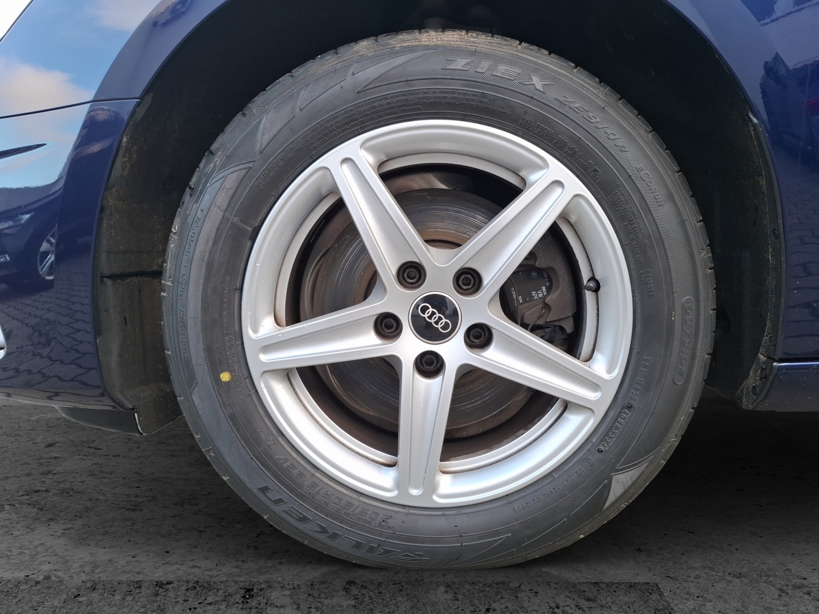 Fahrzeugabbildung Audi A4 Avant 35 TDI S-tronic LED Navi AID GRA RFK Leder SH