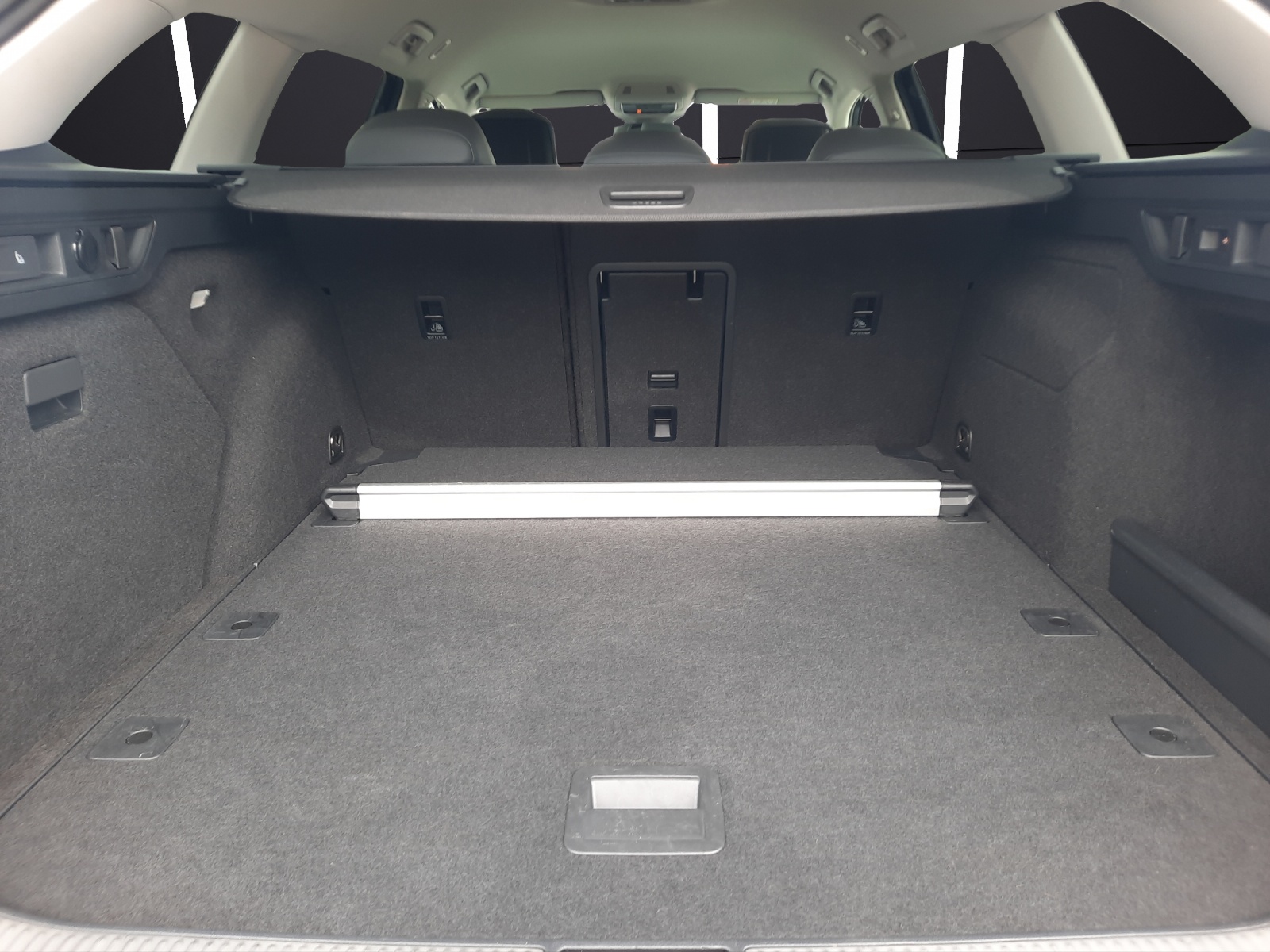 Fahrzeugabbildung Volkswagen Passat Variant eTSI Business DSG LED AHK Navi AID ACC RFK SH