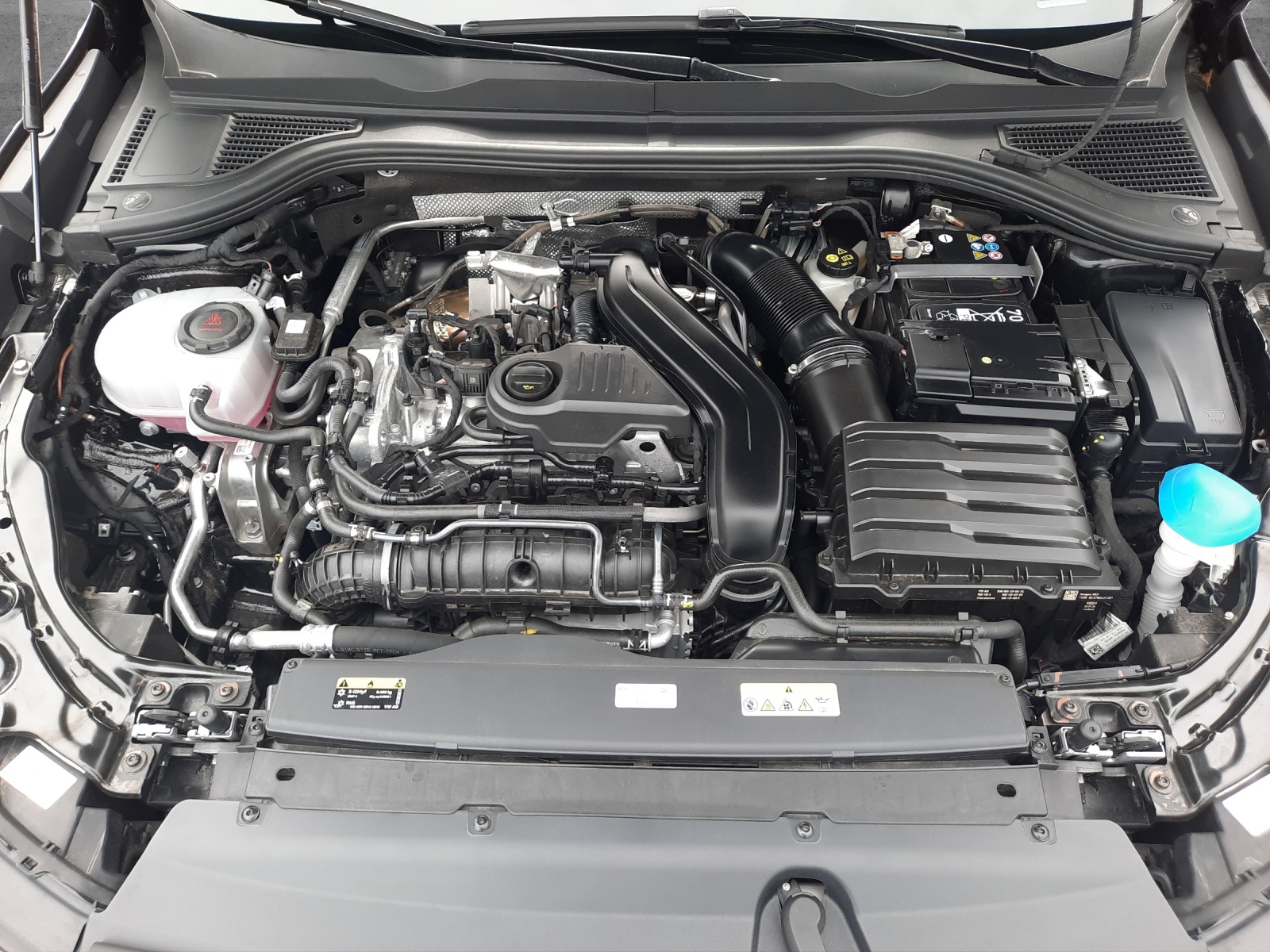 Fahrzeugabbildung Volkswagen Passat Variant eTSI Business DSG LED AHK Navi AID ACC RFK SH