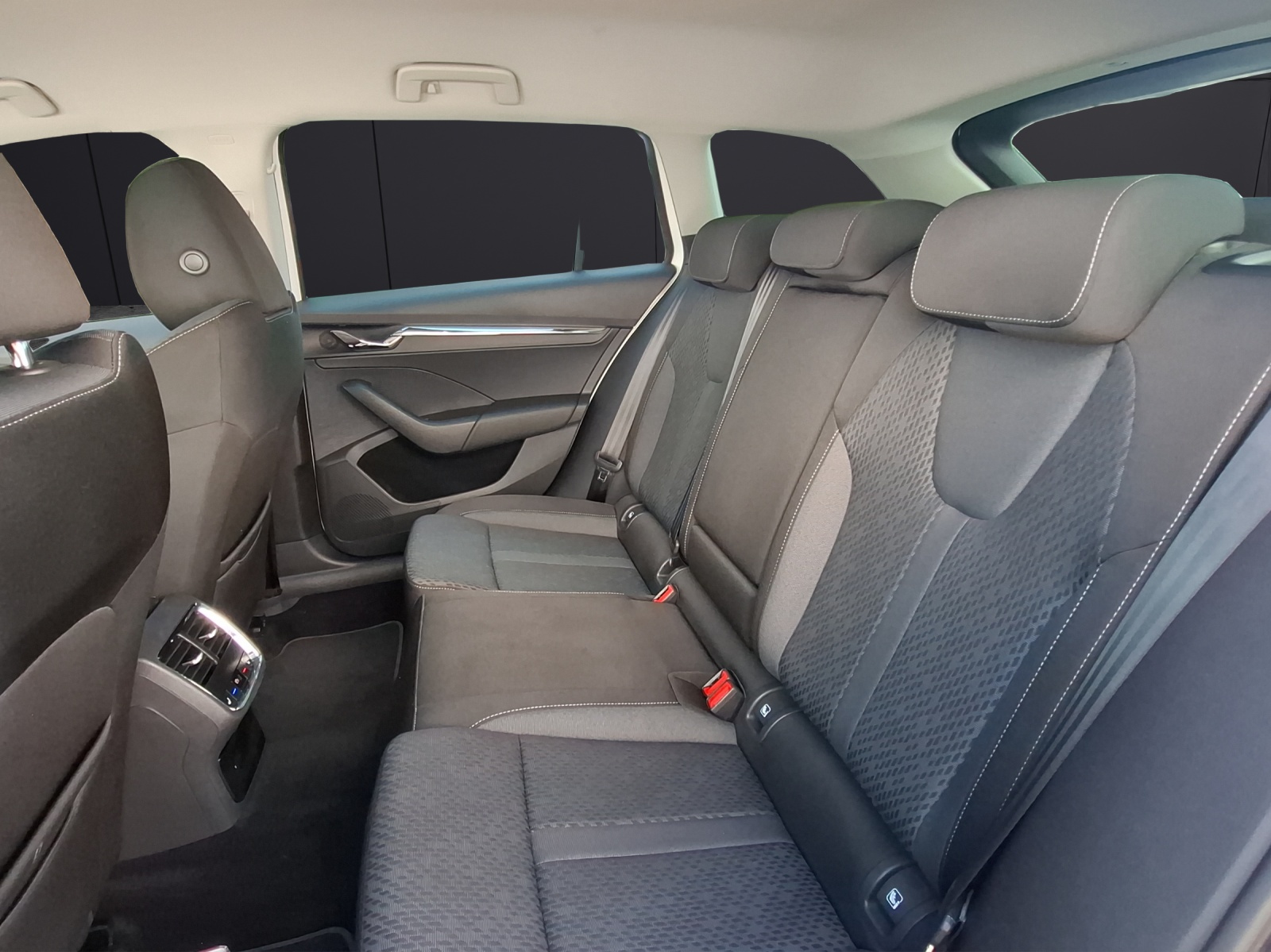Fahrzeugabbildung SKODA Octavia Combi TDI First-Edition DSG Standhzg. LED Navi ACC RFK SH