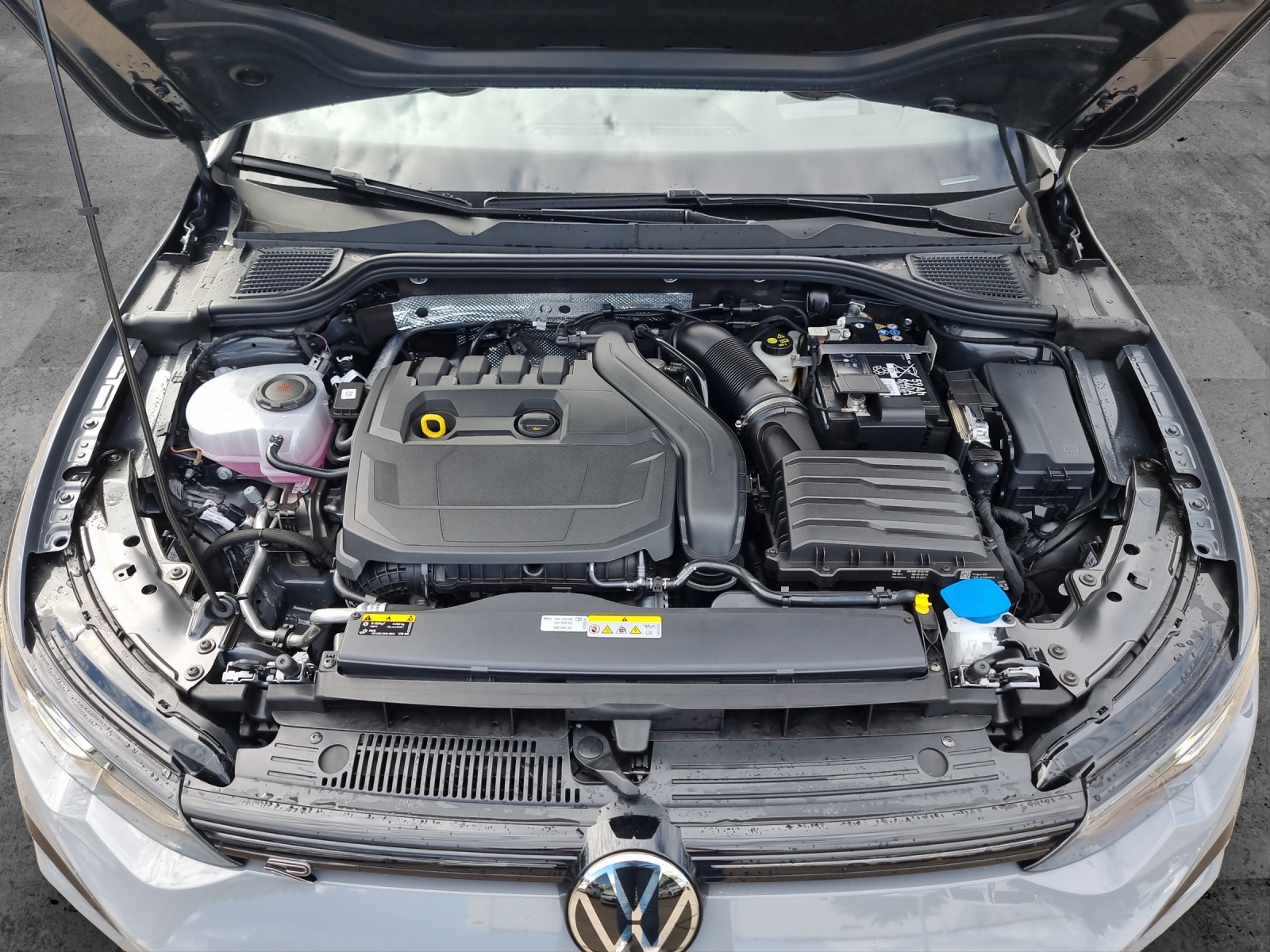Fahrzeugabbildung Volkswagen Golf VIII R-Line eTSI LED RFK Sound AID SH LM